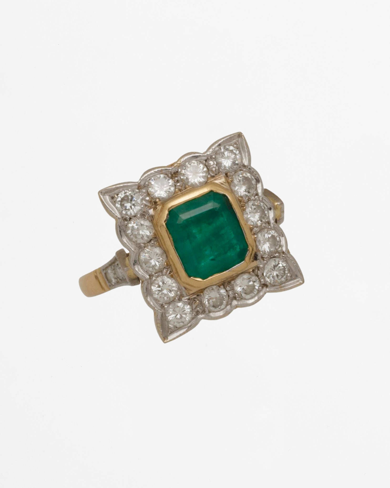 Bague entourage en or émeraude et diamants