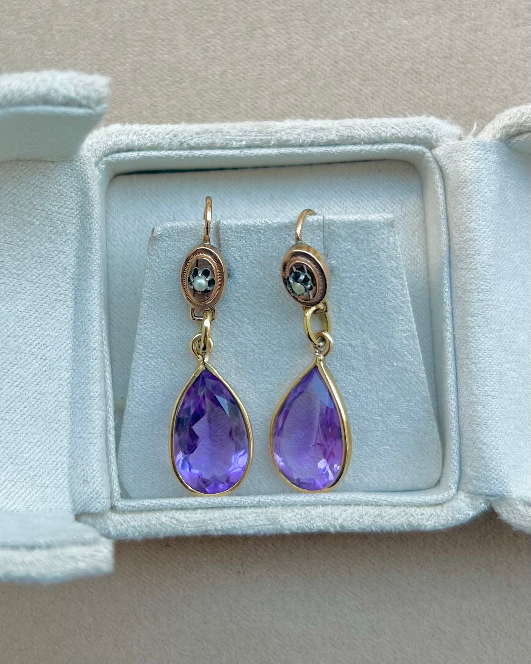 Boucles d’oreilles anciennes en or rose améthystes et perles