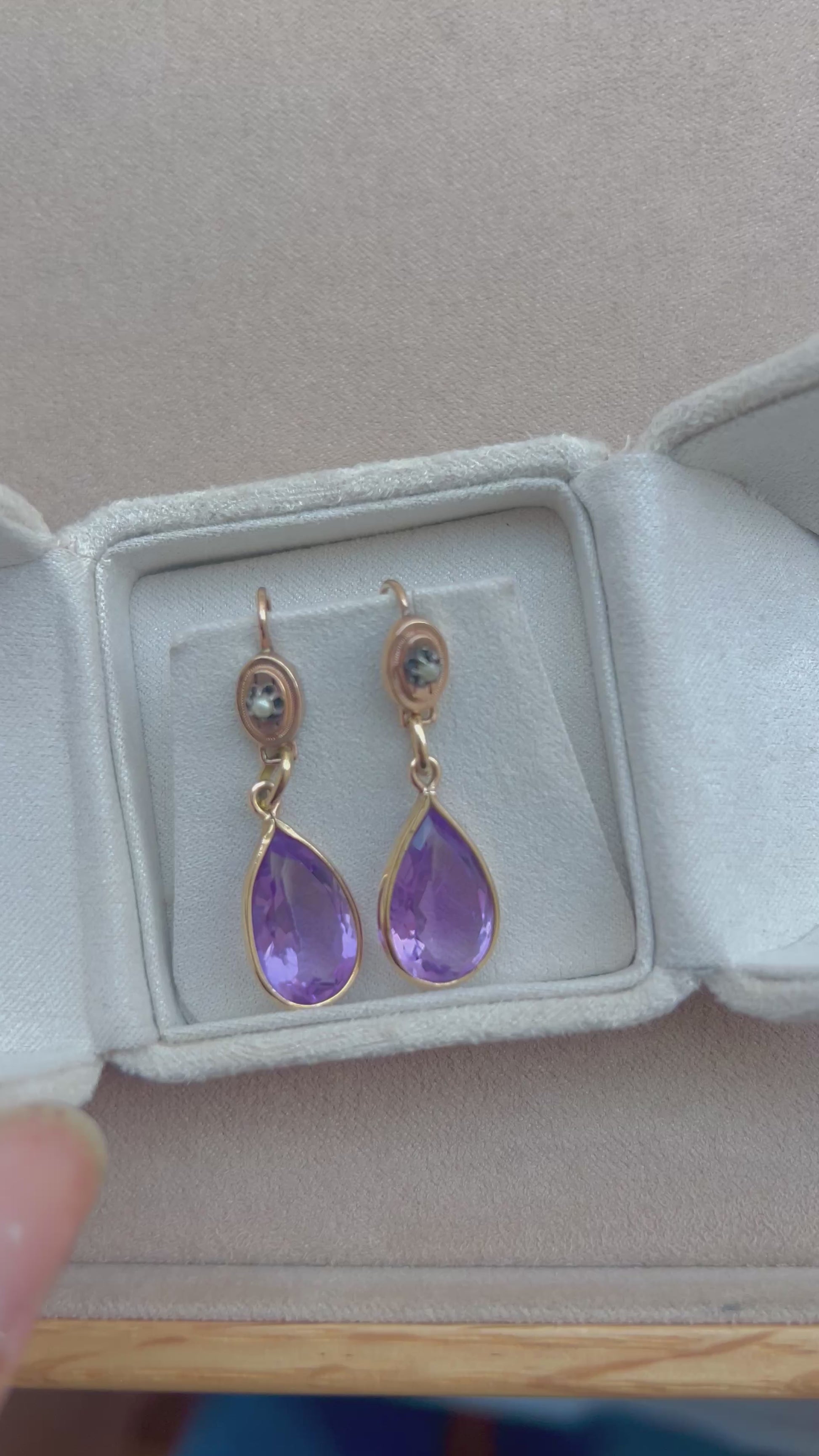 Boucles d’oreilles anciennes en or rose améthystes et perles