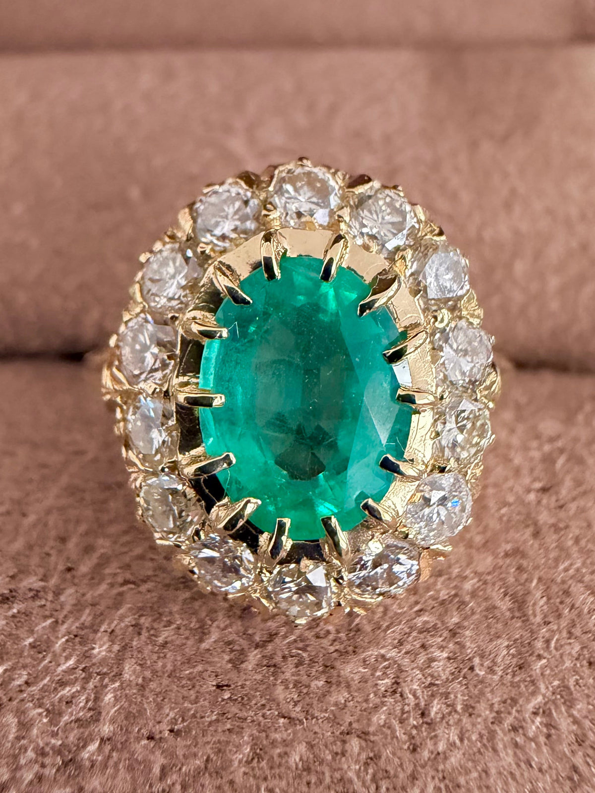 « Garance » Bague Pompadour en or jaune, émeraude et diamants