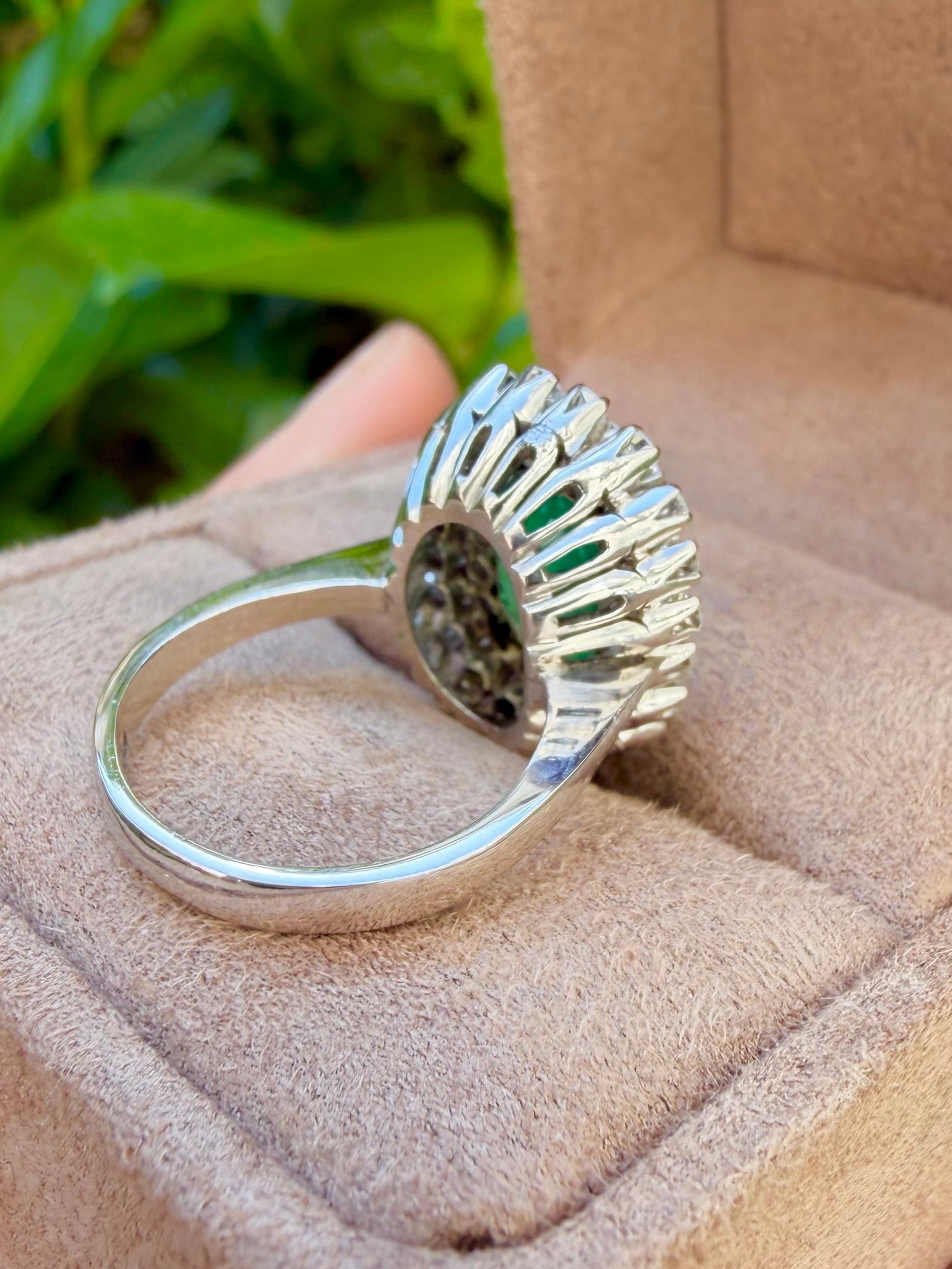 "Aurore" Bague Pompadour en or blanc, émeraude et diamants