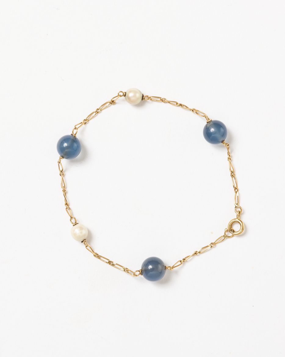 Bracelet en or jaune, perles de culture et perles de calcédoine.