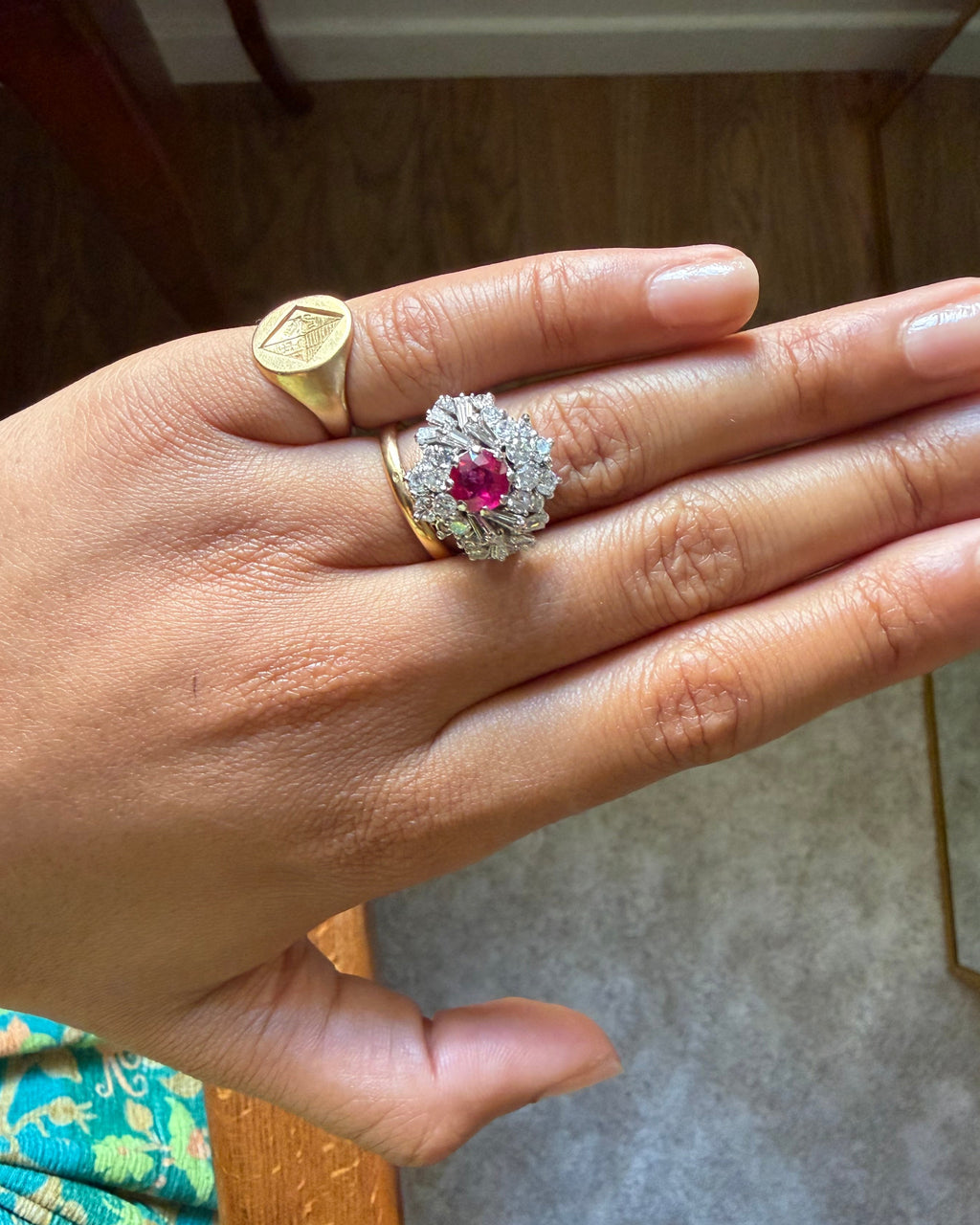 "Héloïse" Bague Dôme en or banc rubis et diamants.