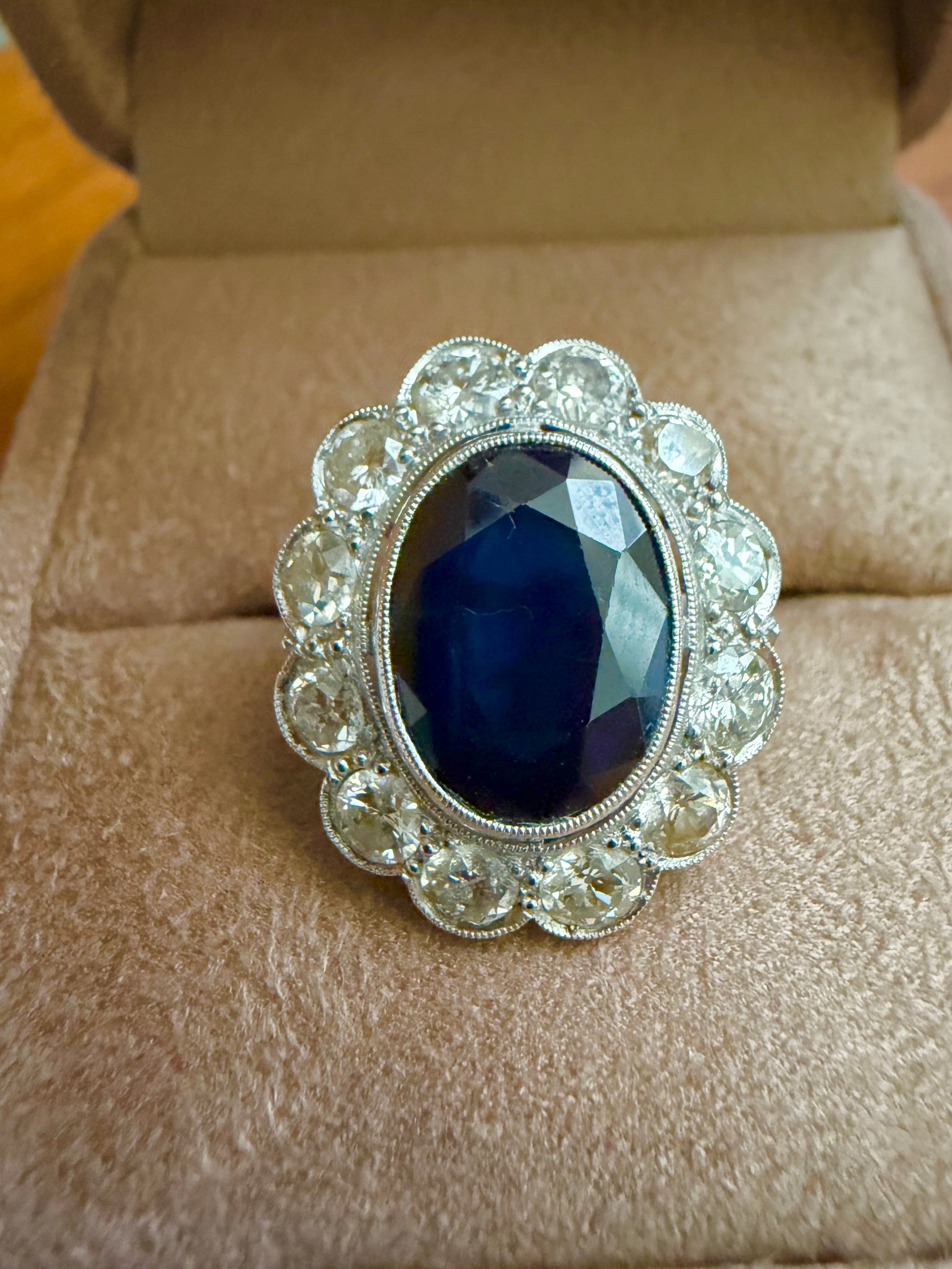 "Sophie" Bague Pompadour en platine saphir et diamants