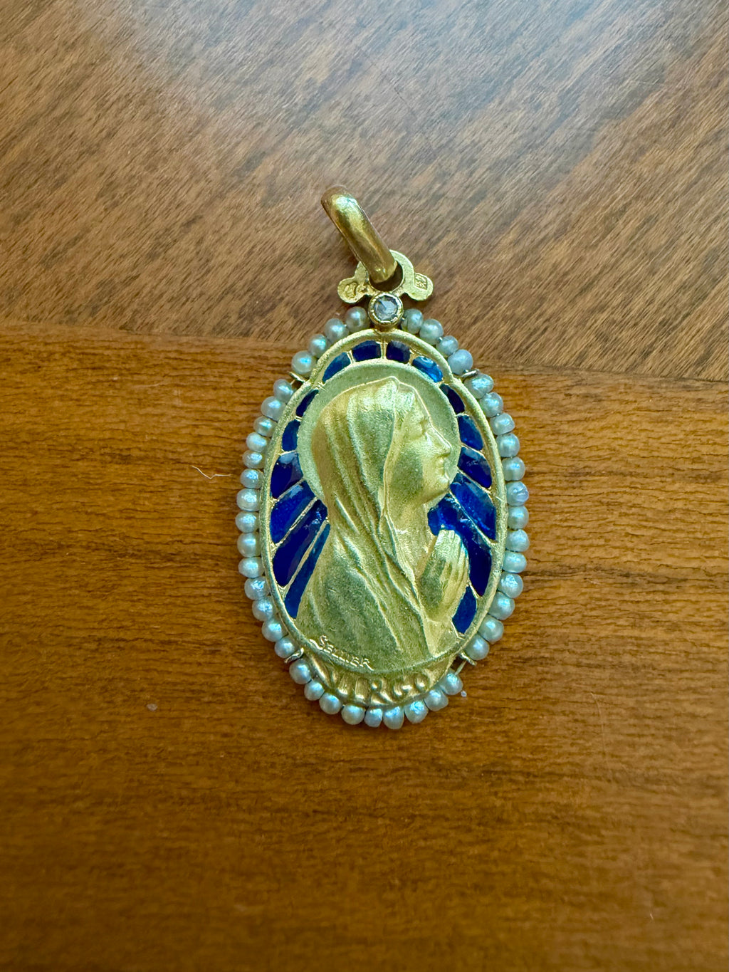 Médaille de la Sainte Vierge Marie en or jaune émail et perles fines