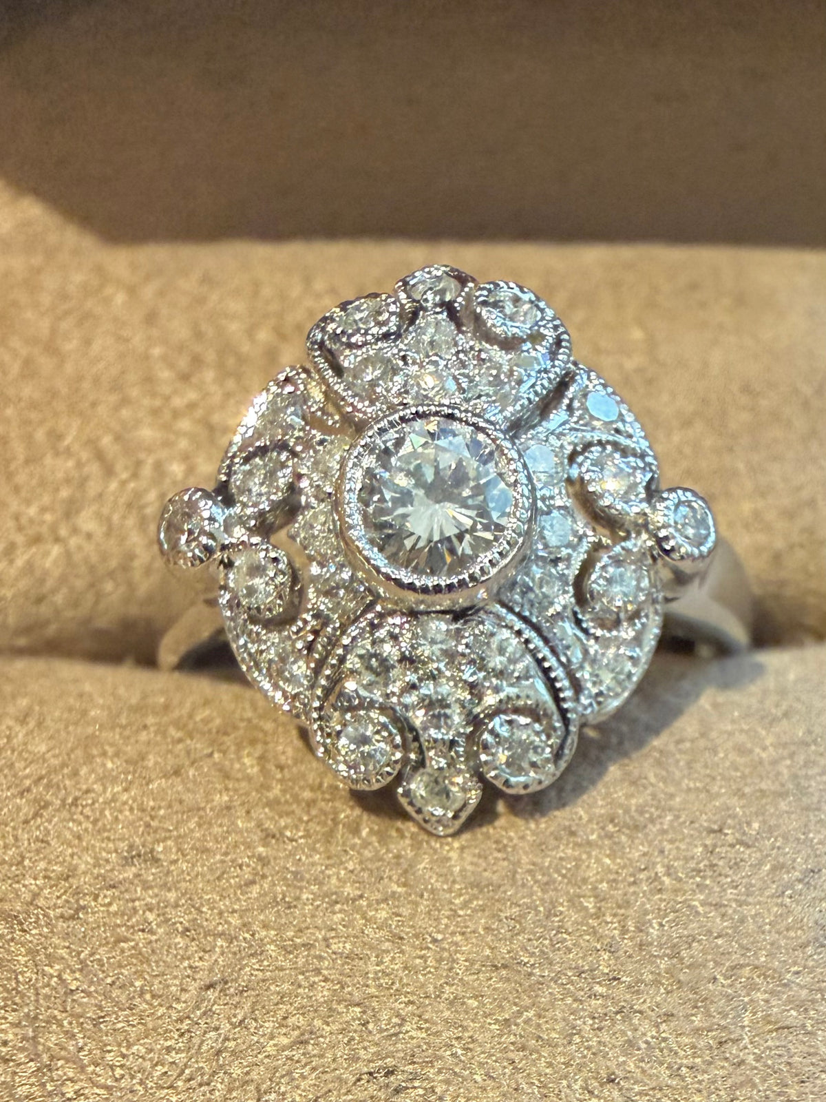 "Colombine" Bague entourage en or blanc et diamants