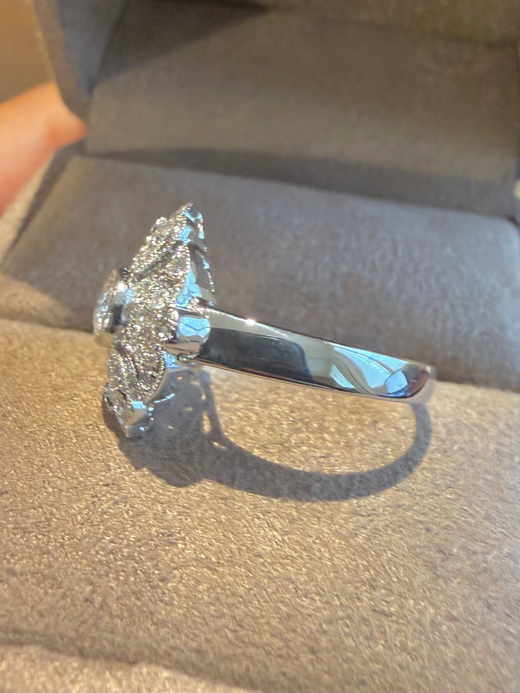 "Colombine" Bague entourage en or blanc et diamants