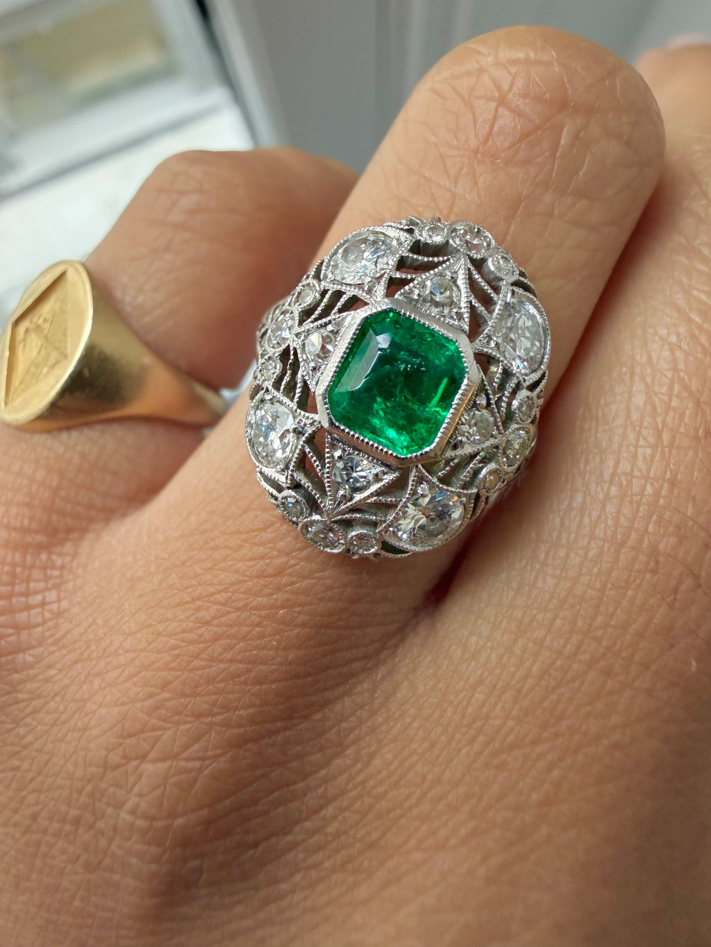 " Marie" Bague entourage dentelle en or blanc émeraude et diamants