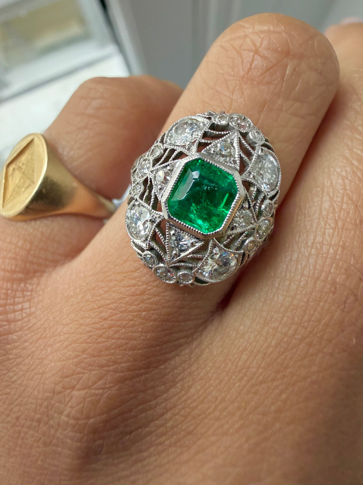 " Marie" Bague entourage dentelle en or blanc émeraude et diamants