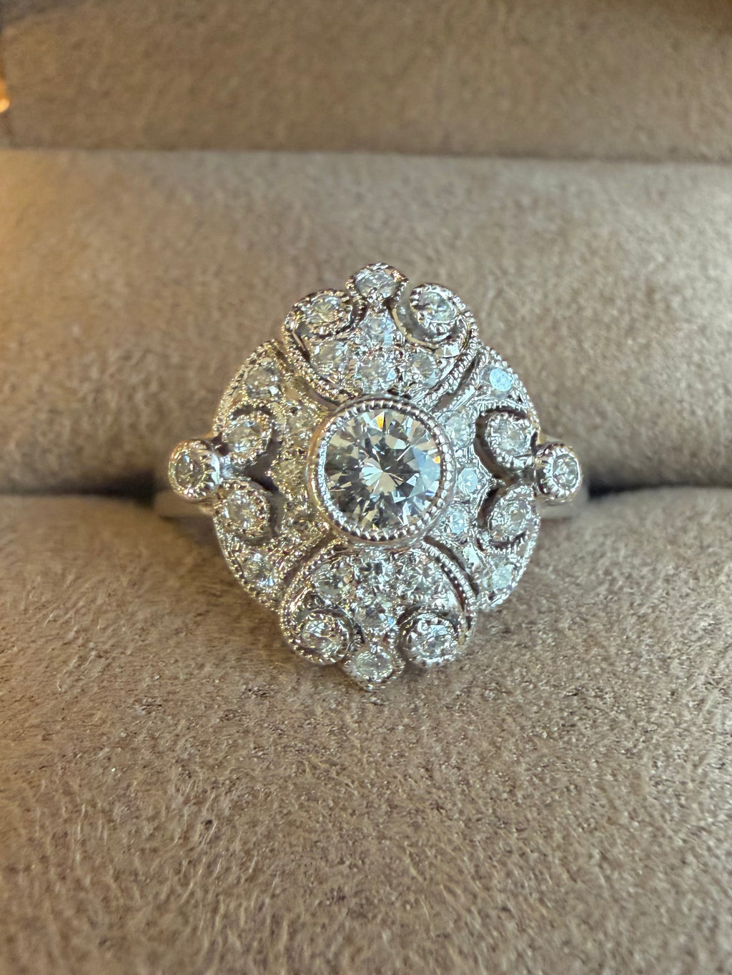 "Colombine" Bague entourage en or blanc et diamants