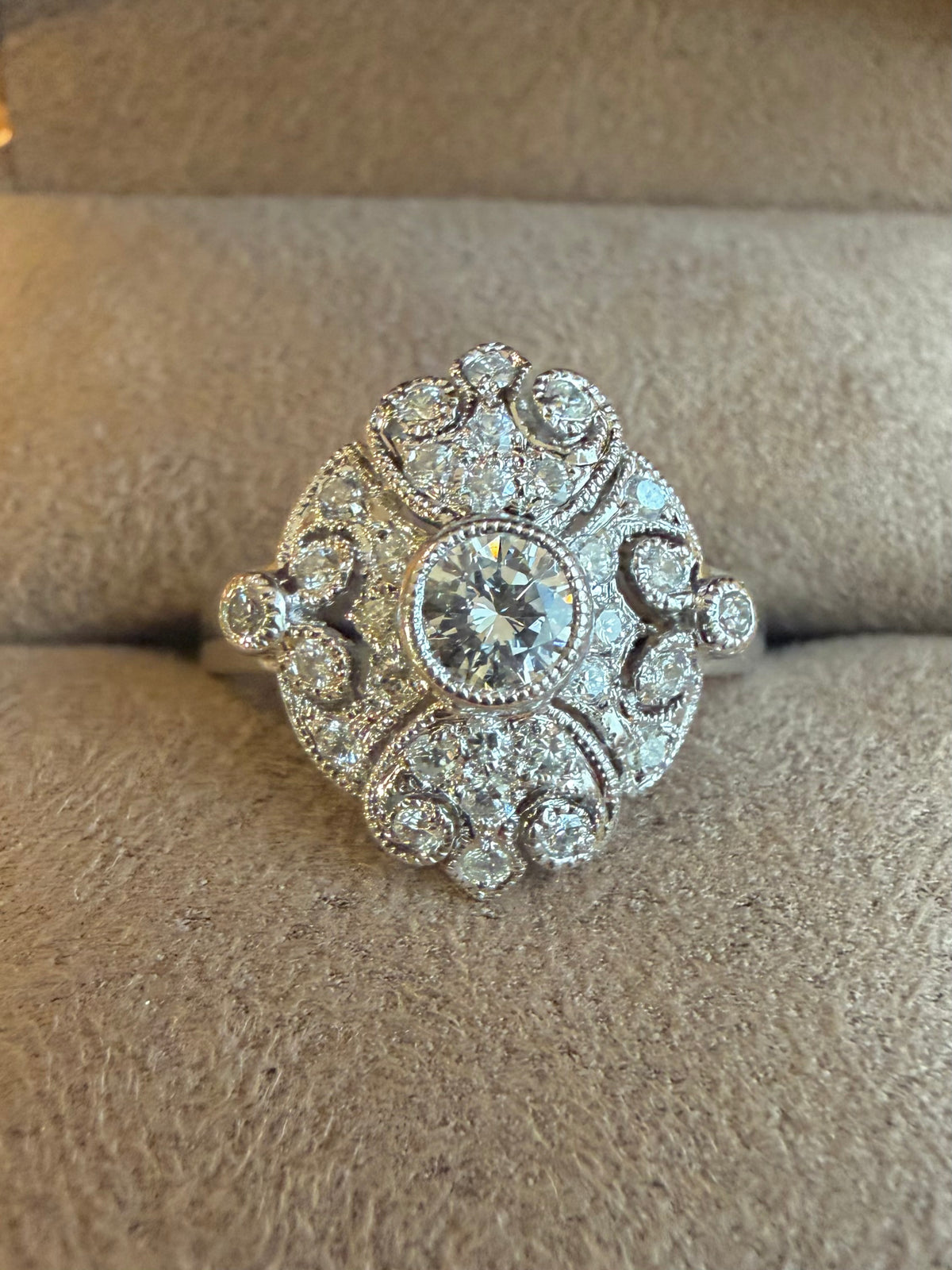 "Colombine" Bague entourage en or blanc et diamants