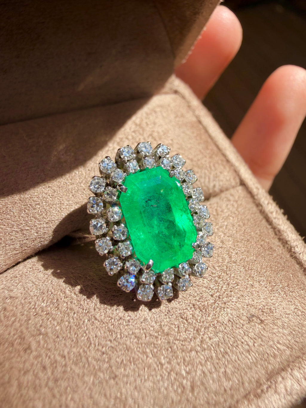 "Aurore" Bague Pompadour en or blanc, émeraude et diamants