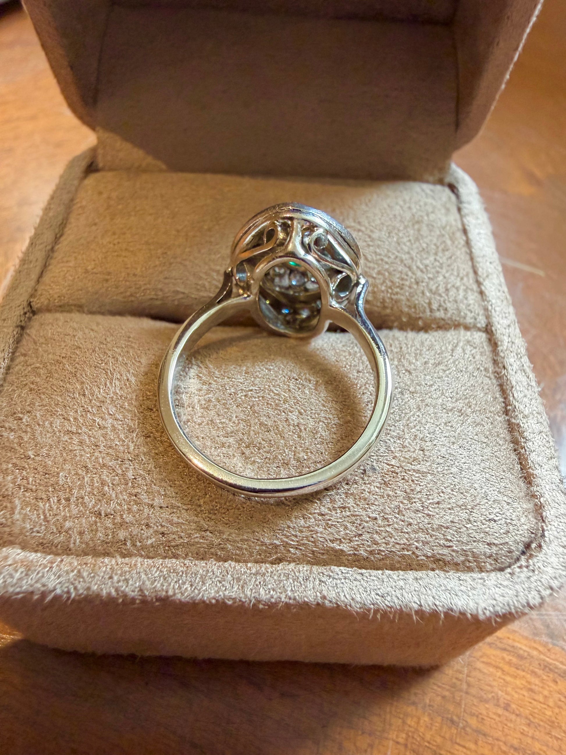 "Suzanne" Bague en or blanc émeraude et diamants