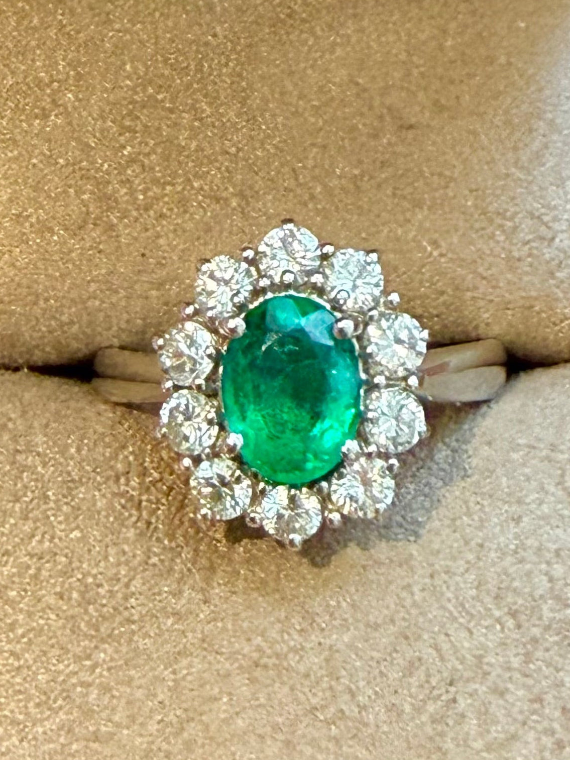 "Olympe" Bague Marguerite en or blanc émeraude et diamants