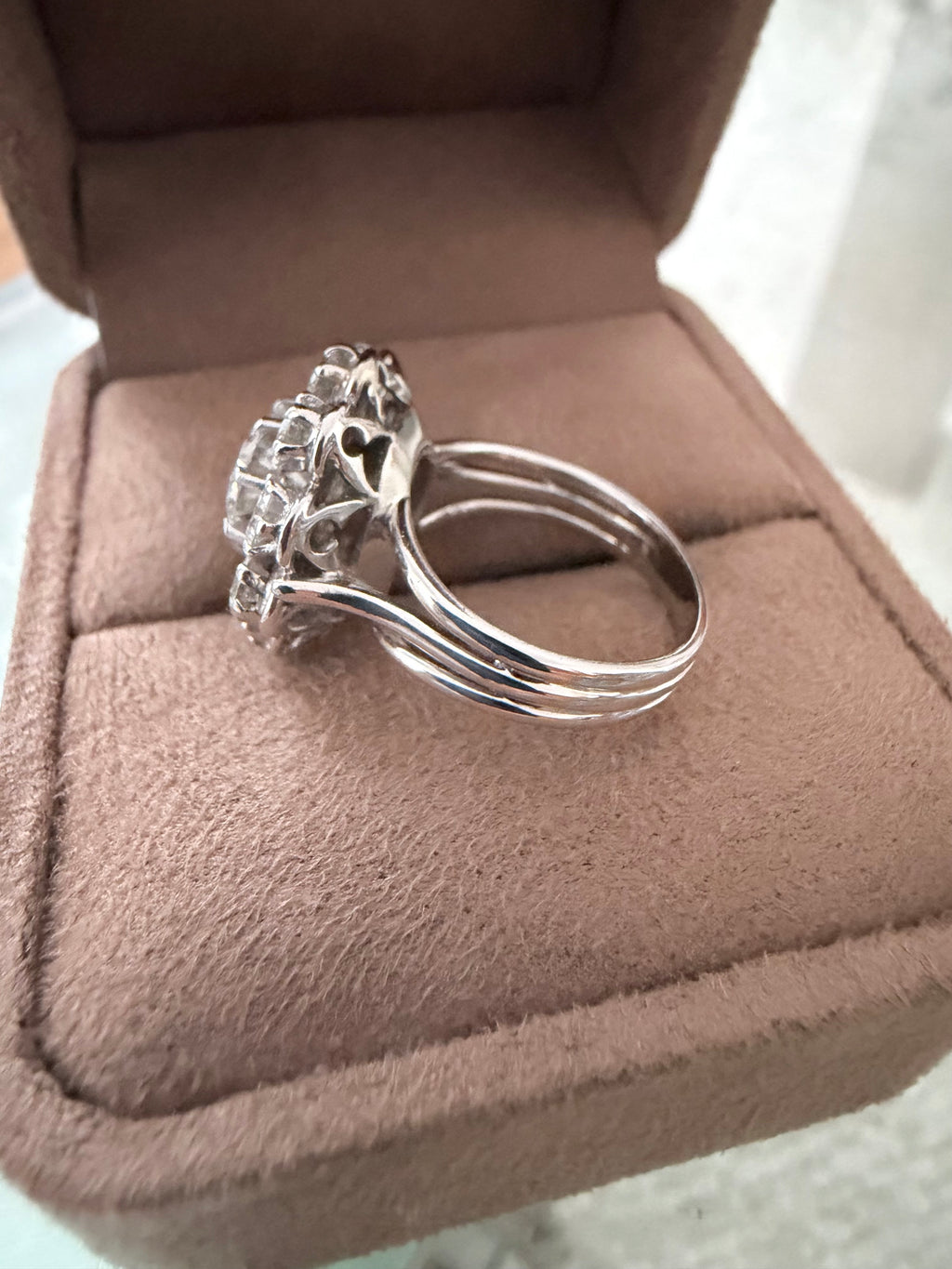 «  Alexandrine »  Bague Marguerite en platine et diamants