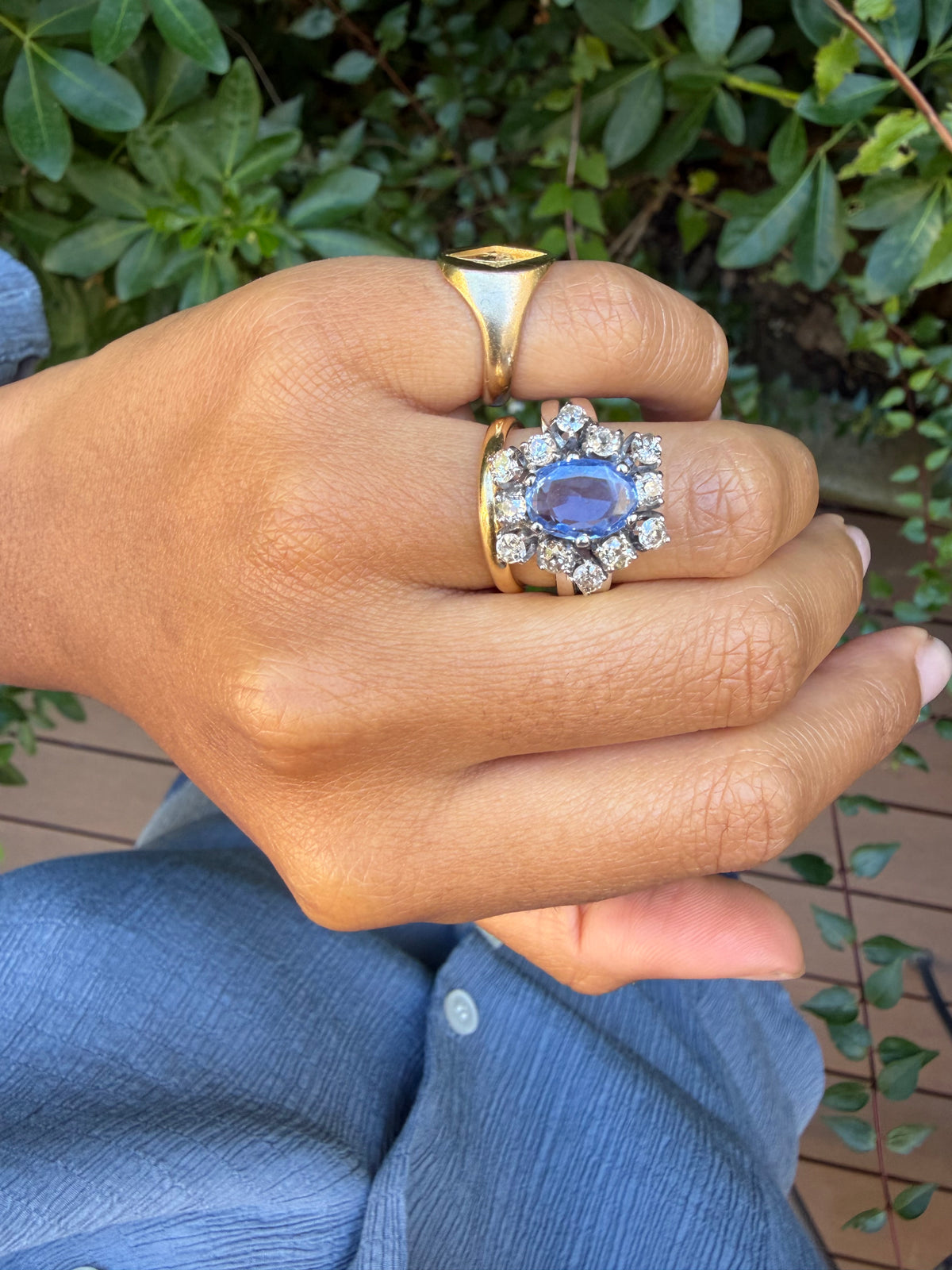« Bianca » Bague entourage en or blanc saphir Ceylan et diamants