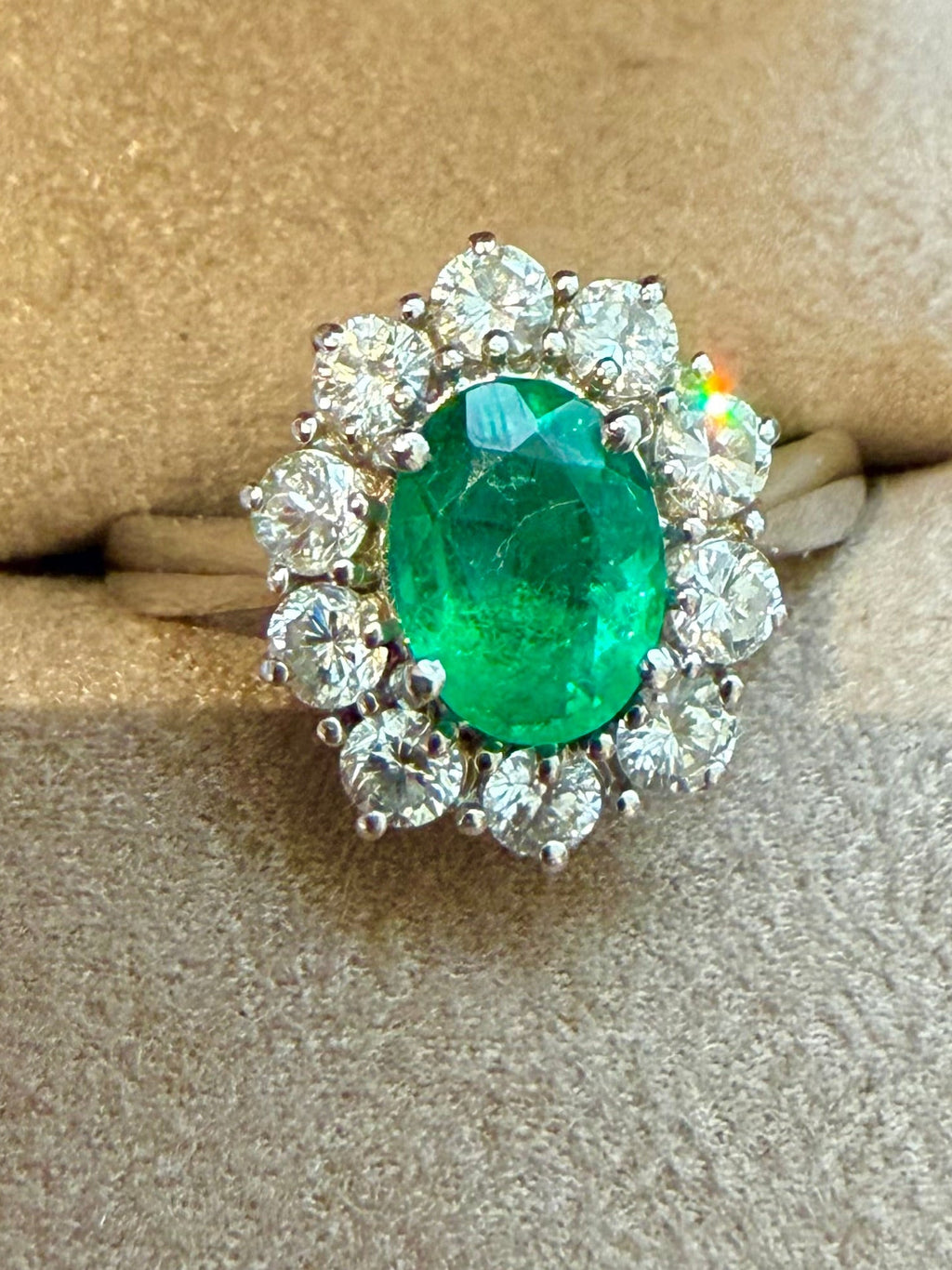 "Olympe" Bague Marguerite en or blanc émeraude et diamants
