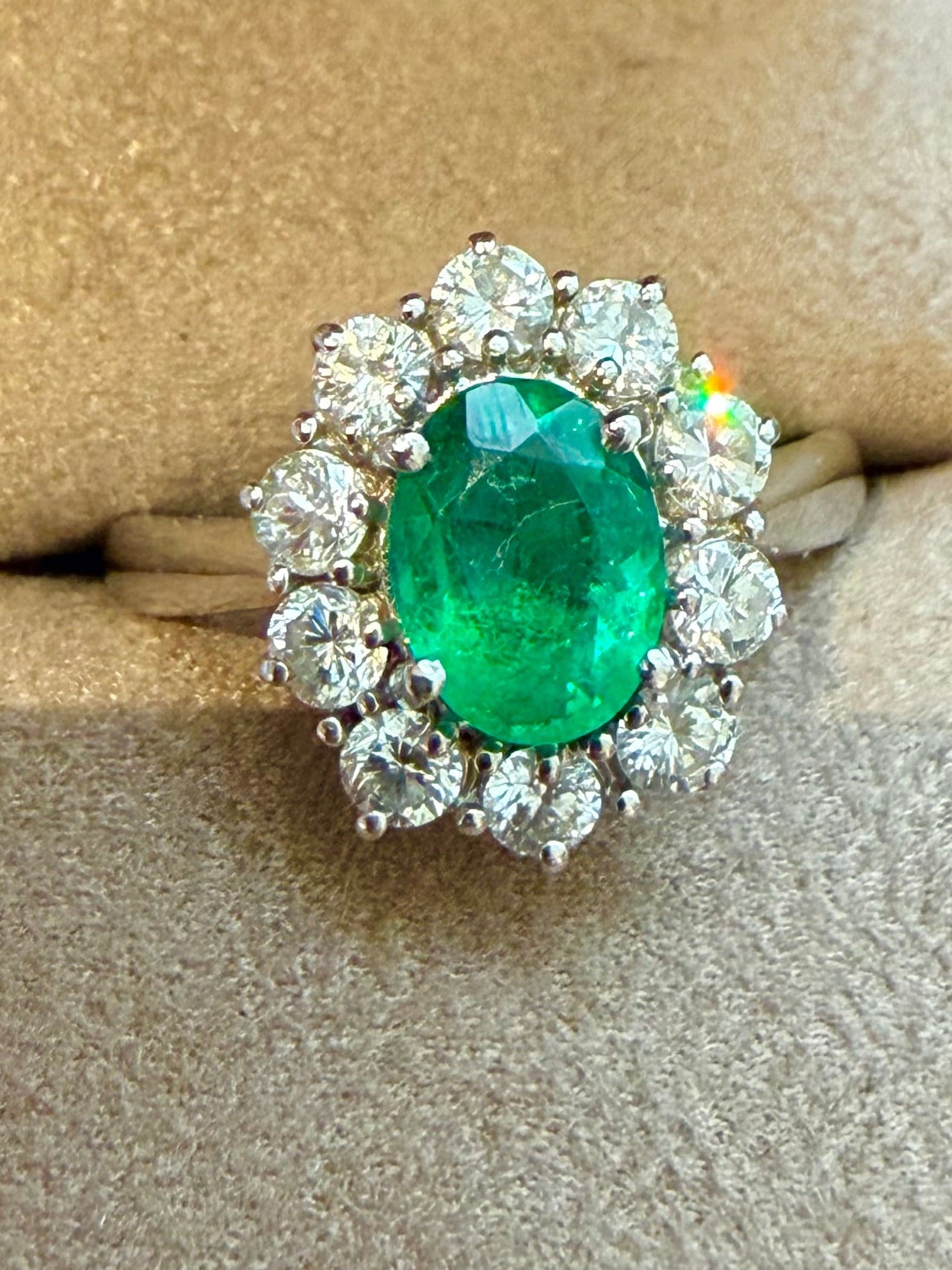 "Olympe" Bague Marguerite en or blanc émeraude et diamants