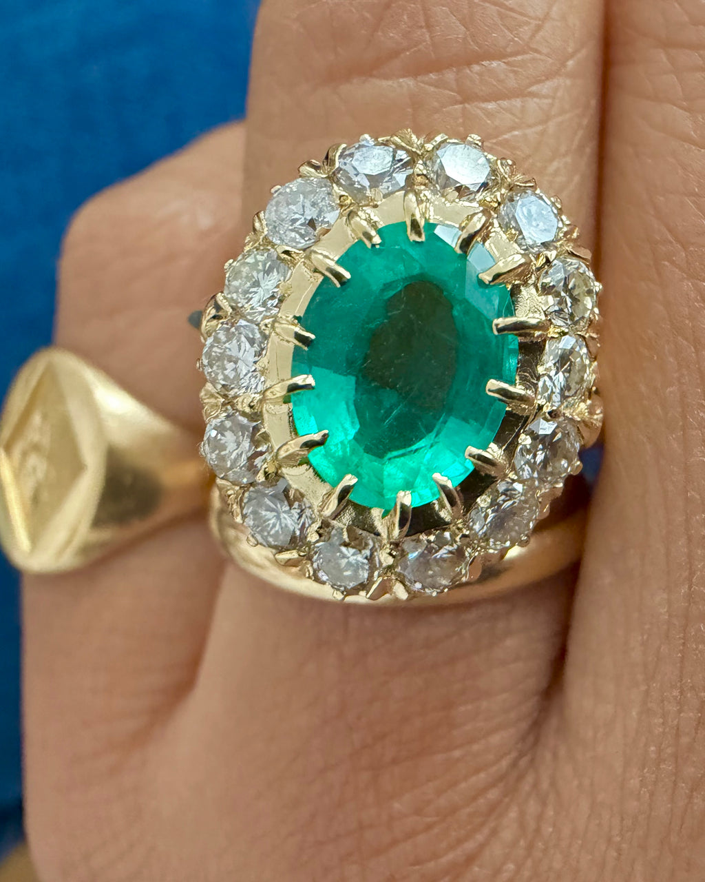 « Garance » Bague Pompadour en or jaune, émeraude et diamants