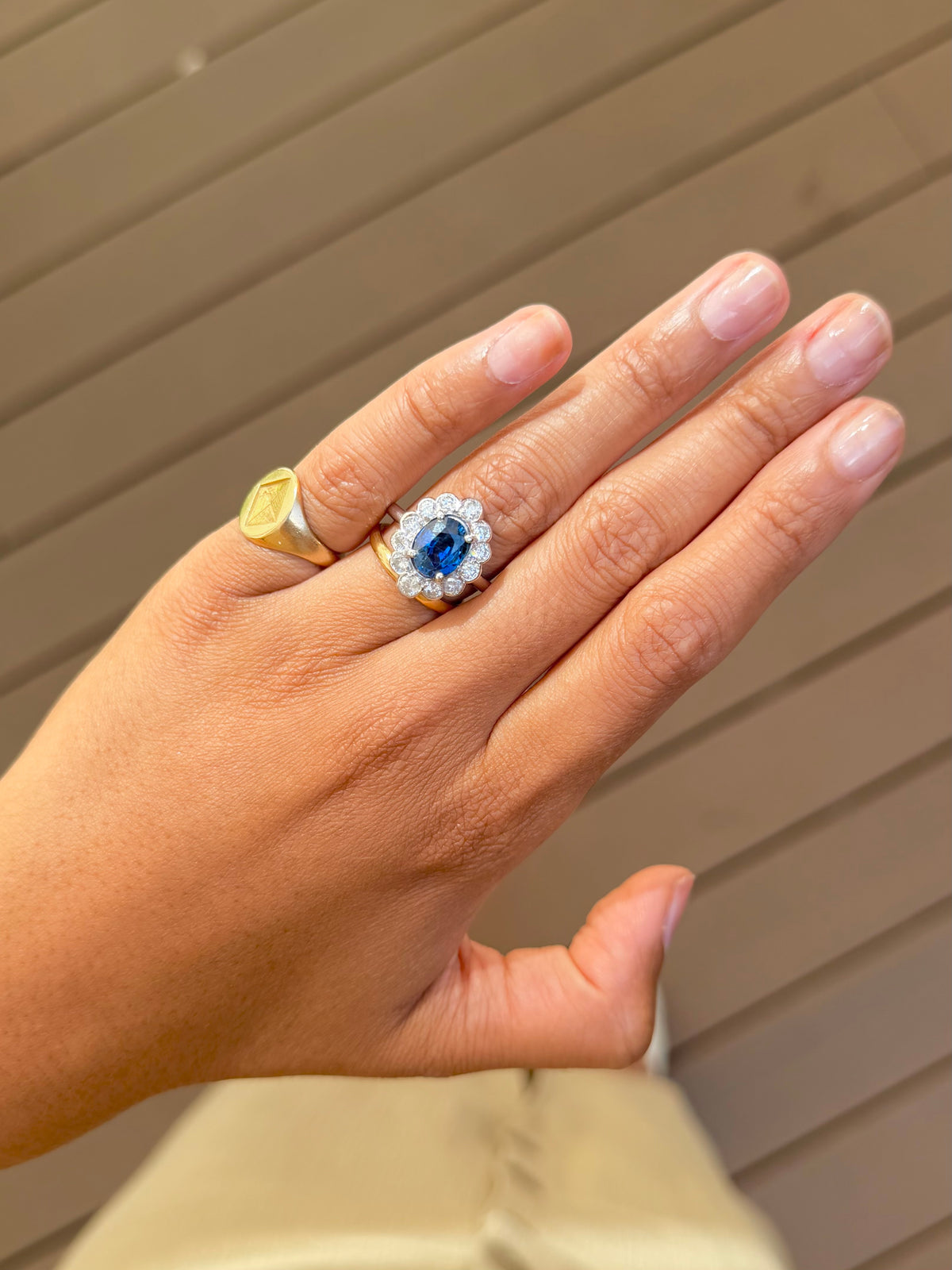 "Judith" Bague Pompadour en or blanc, saphir et diamants