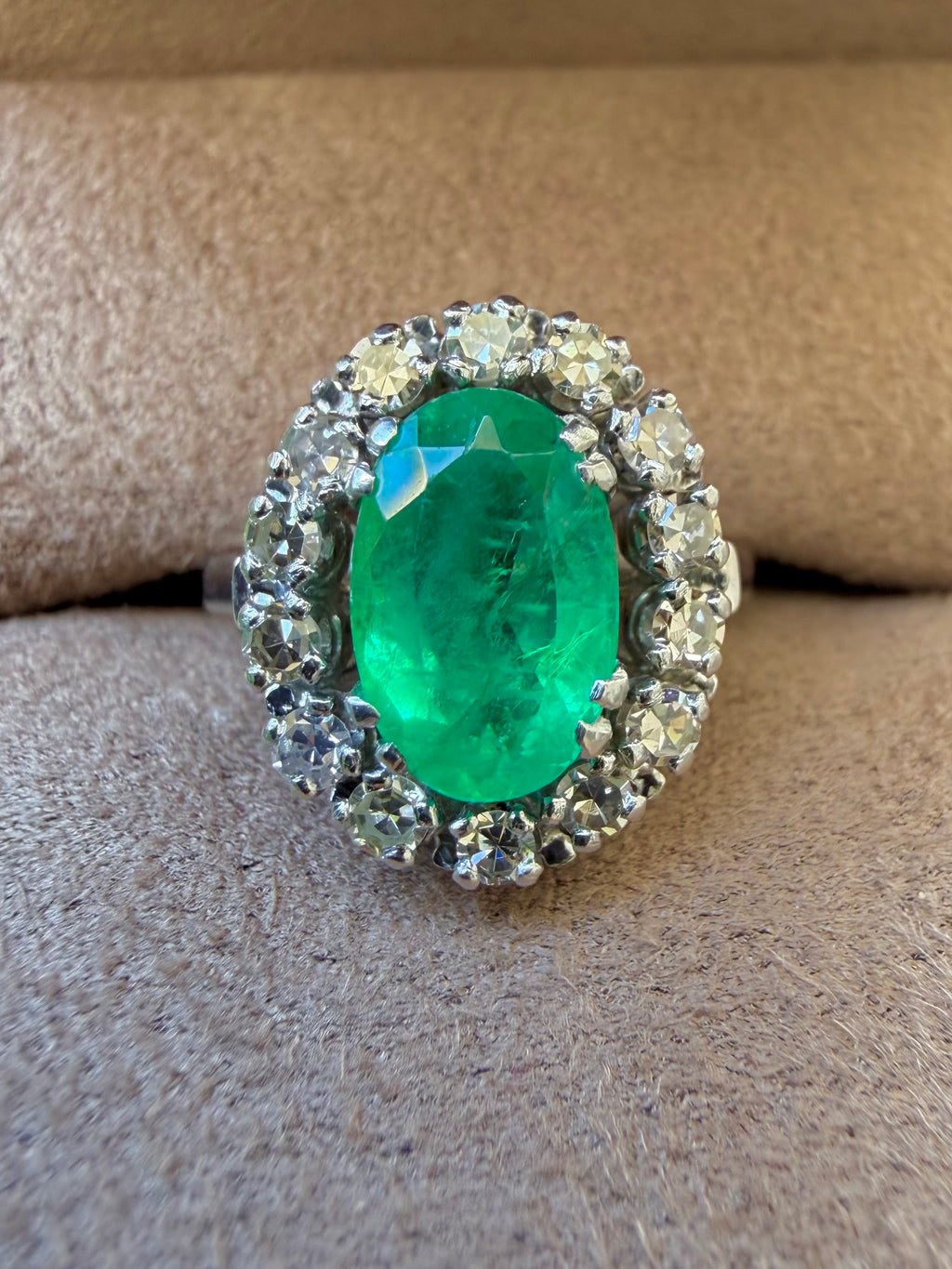 "Rose" Bague Marguerite en platine émeraude et diamants