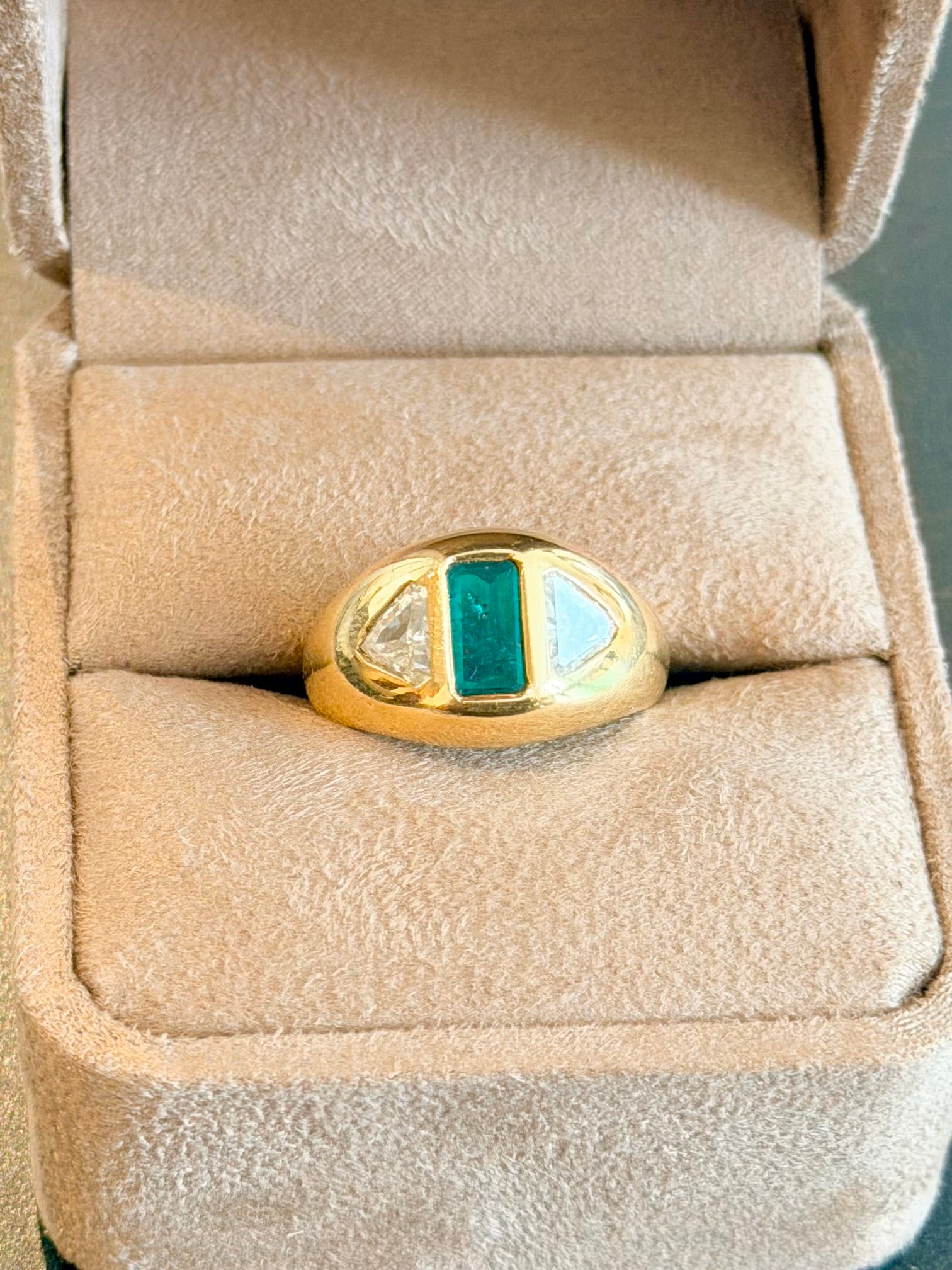 "Adèle" Bague Jonc en or jaune, émeraude et diamants