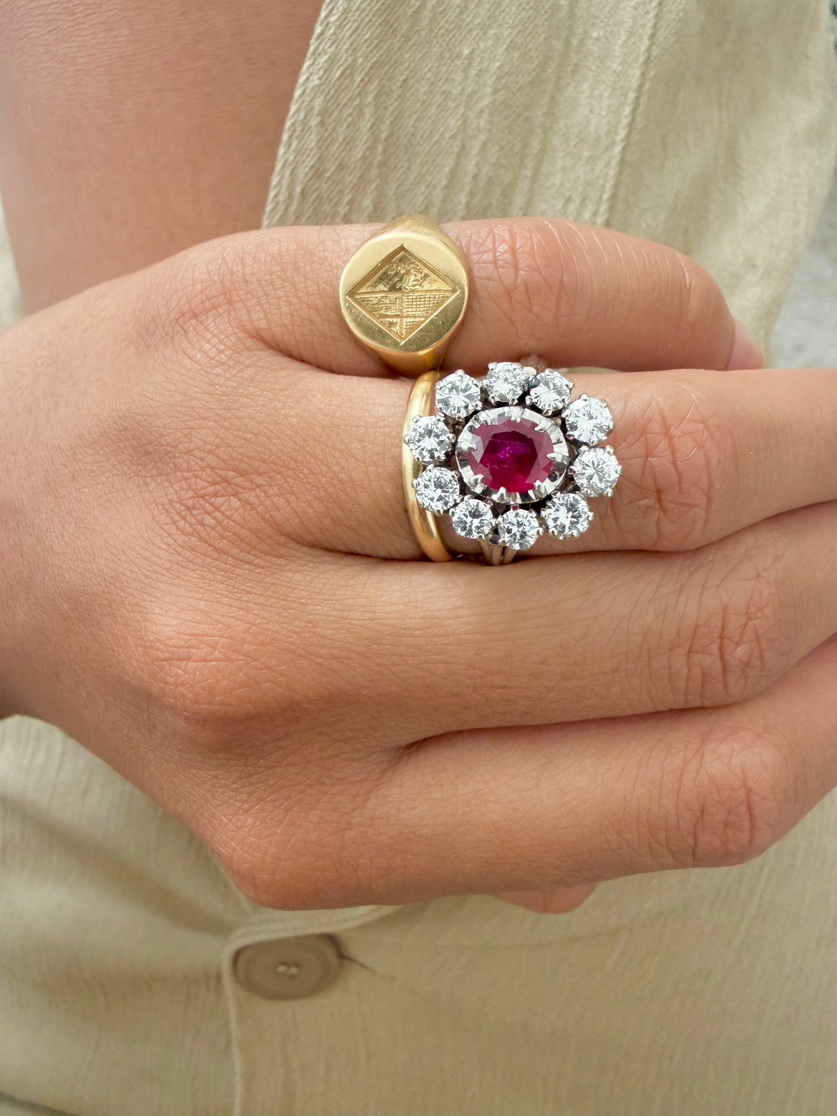 "Perrine" Bague Pompadour en or blanc rubis et diamants