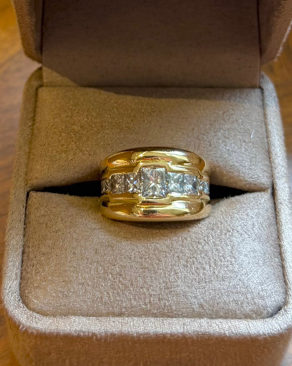 "Camille" Bague Bandeau en or jaune, et diamants 2 carats