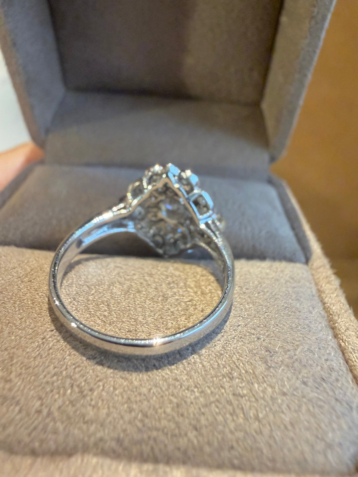 "Colombine" Bague entourage en or blanc et diamants