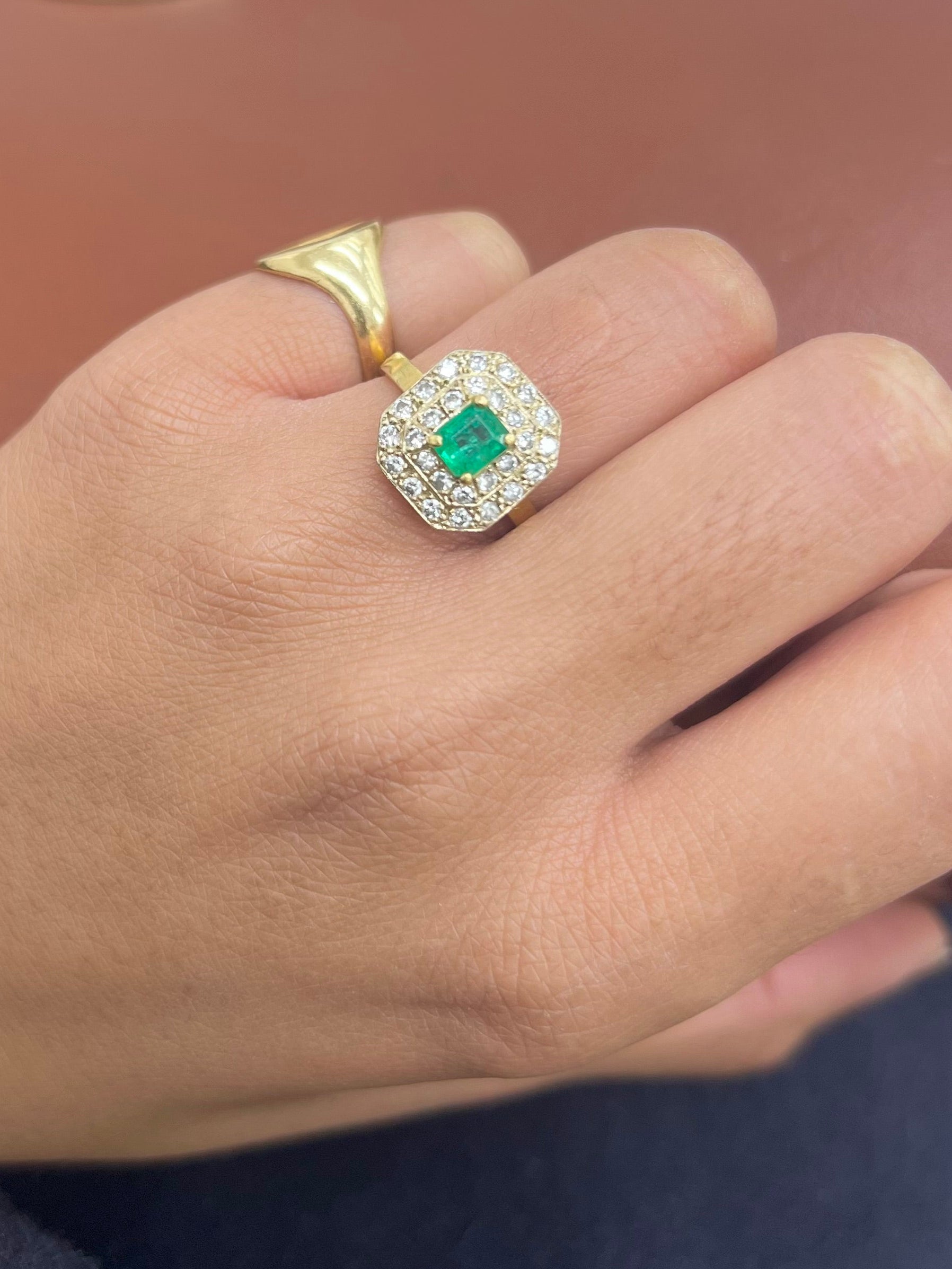 "Léonore" Bague en or jaune, émeraude et diamants