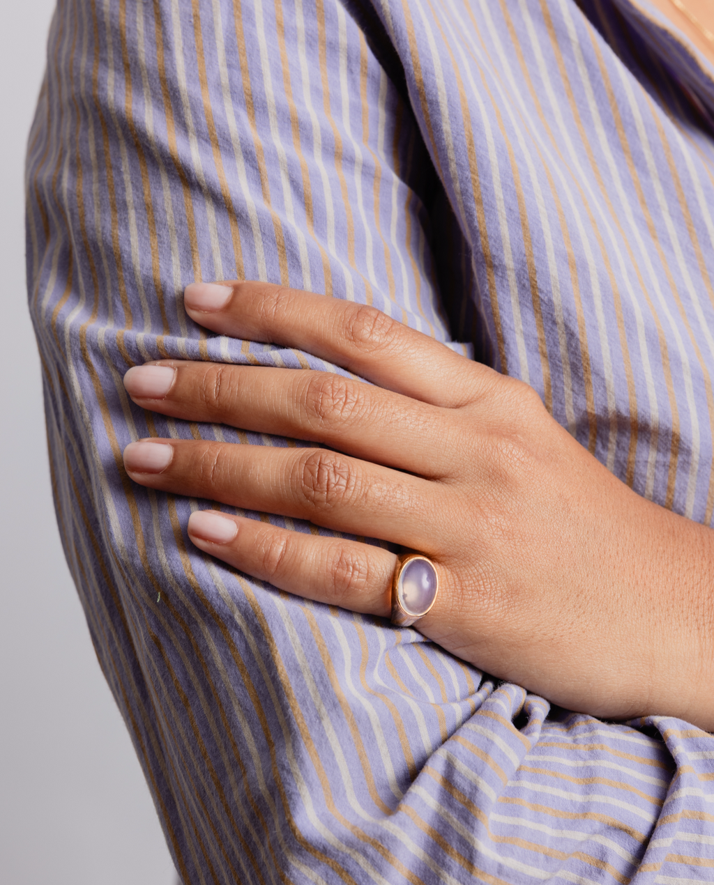 "Gabrielle" Bague Chevalière en or jaune et pierre de lune