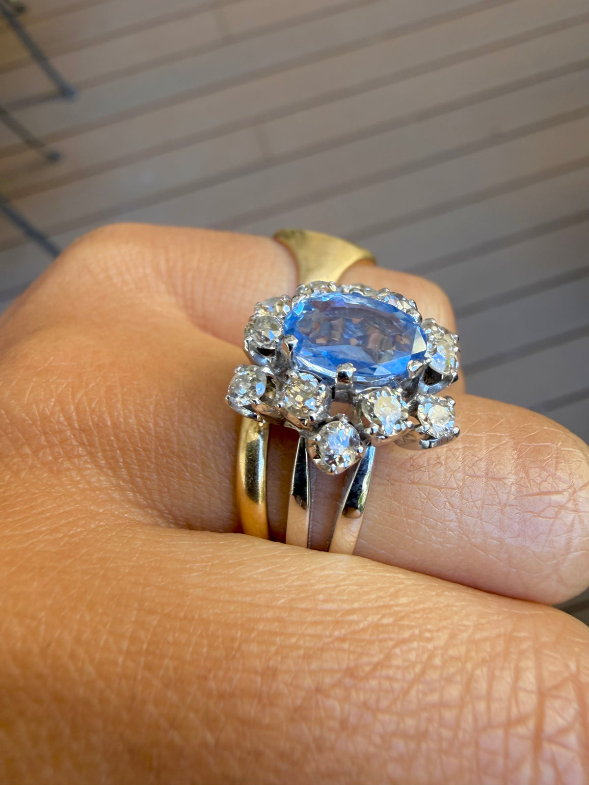 « Bianca » Bague entourage en or blanc saphir Ceylan et diamants