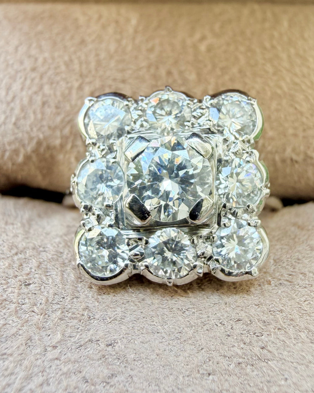 "Loup" Bague entourage art déco en platine et diamants