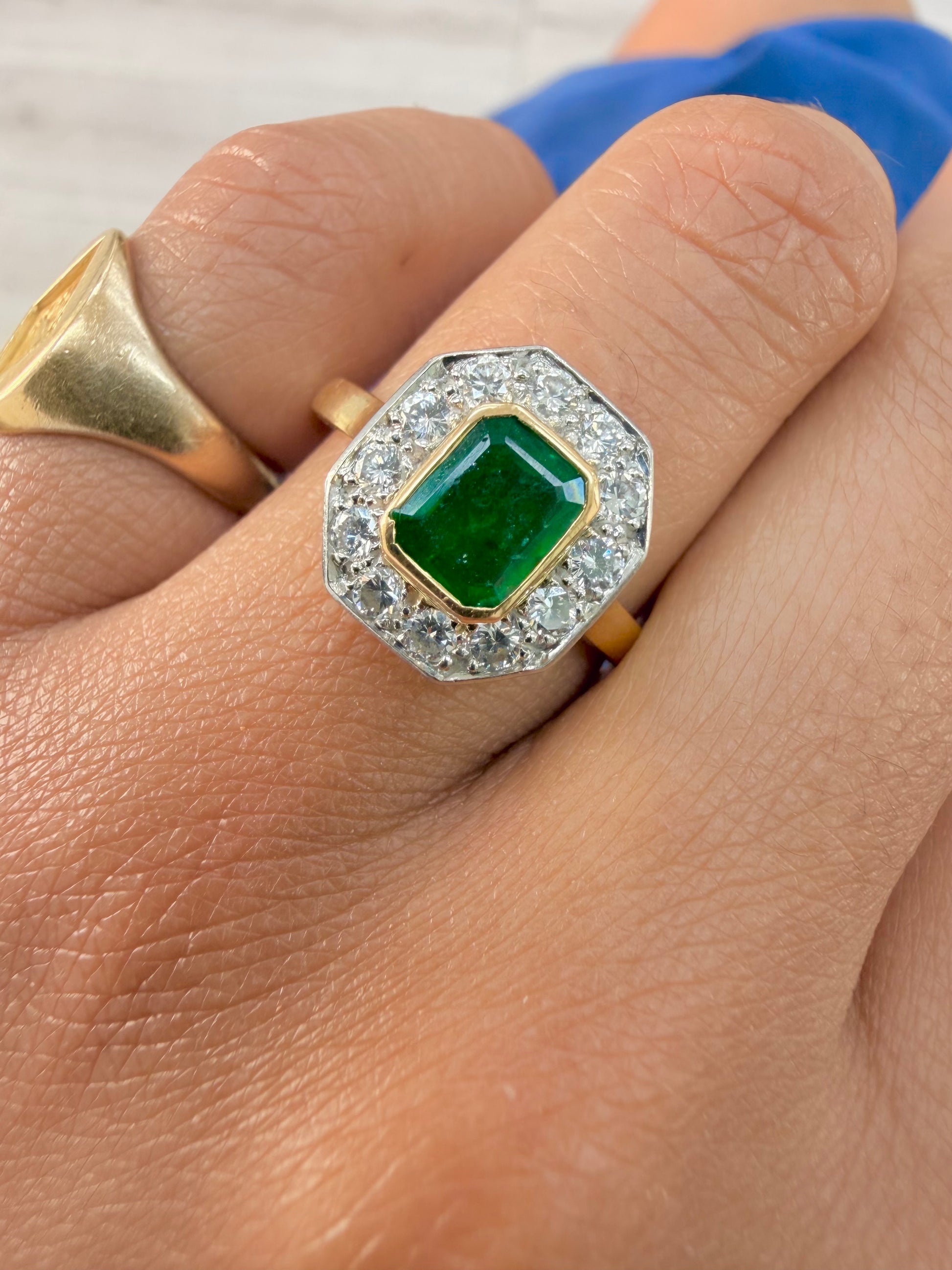 « Mahaut » Bague entourage en or jaune émeraude et diamants