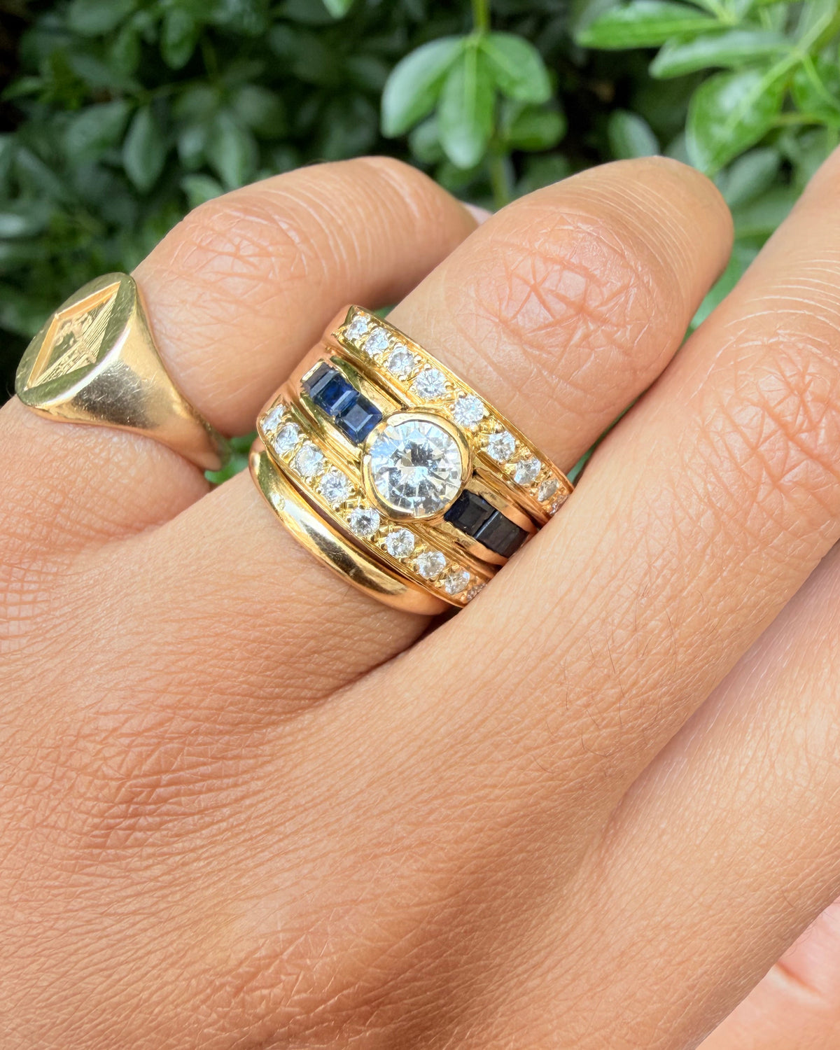"Isaure"  Bague Bandeau en or jaune, saphirs et diamants