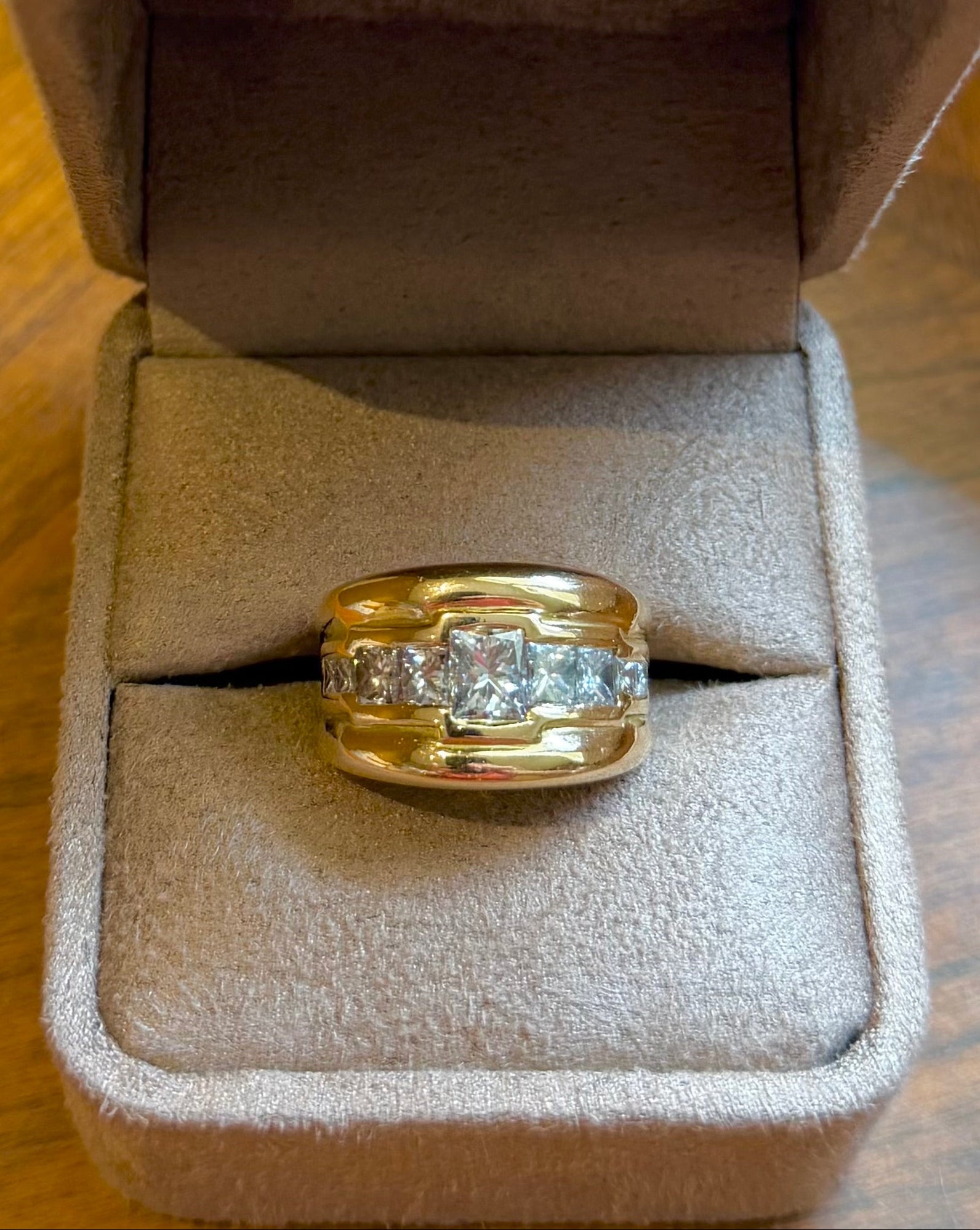 "Camille" Bague Bandeau en or jaune, et diamants 2 carats