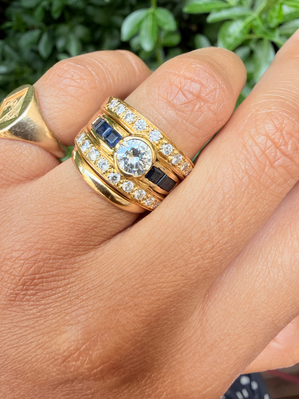 "Isaure"  Bague Bandeau en or jaune, saphirs et diamants