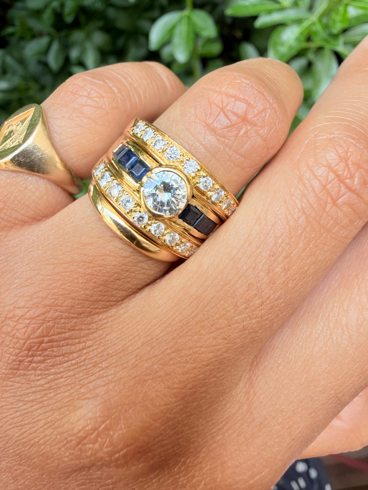 "Isaure"  Bague Bandeau en or jaune, saphirs et diamants