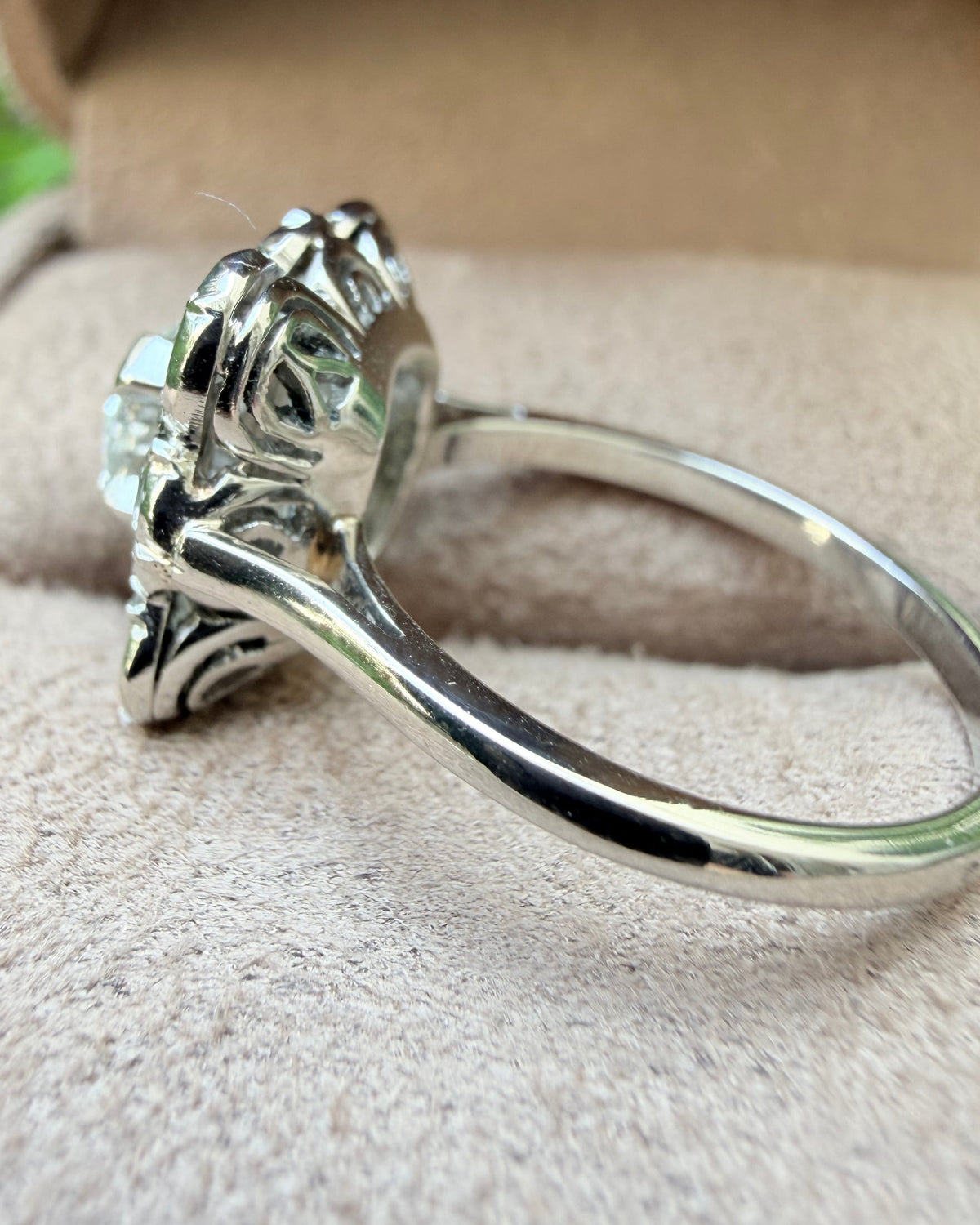 "Loup" Bague entourage art déco en platine et diamants