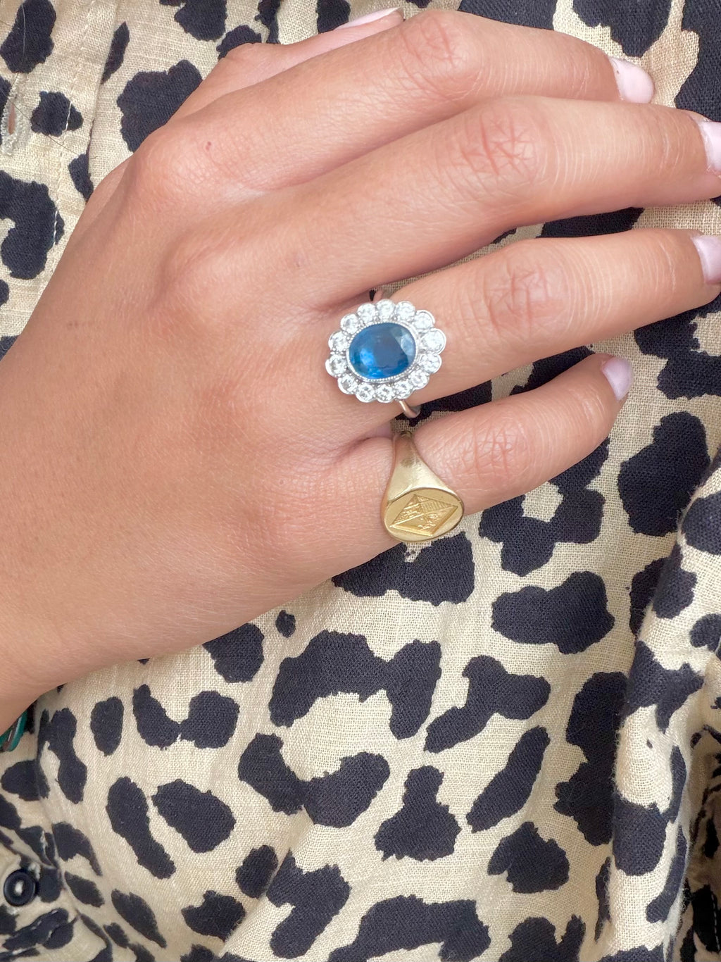 « Anastasia » Bague Pompadour en or blanc saphir et diamants