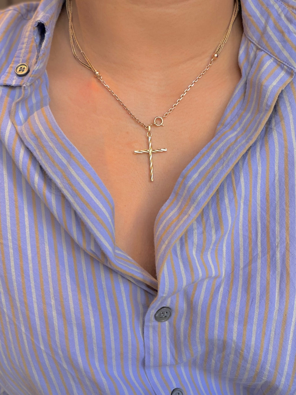 Croix en or jaune, or rose et or blanc