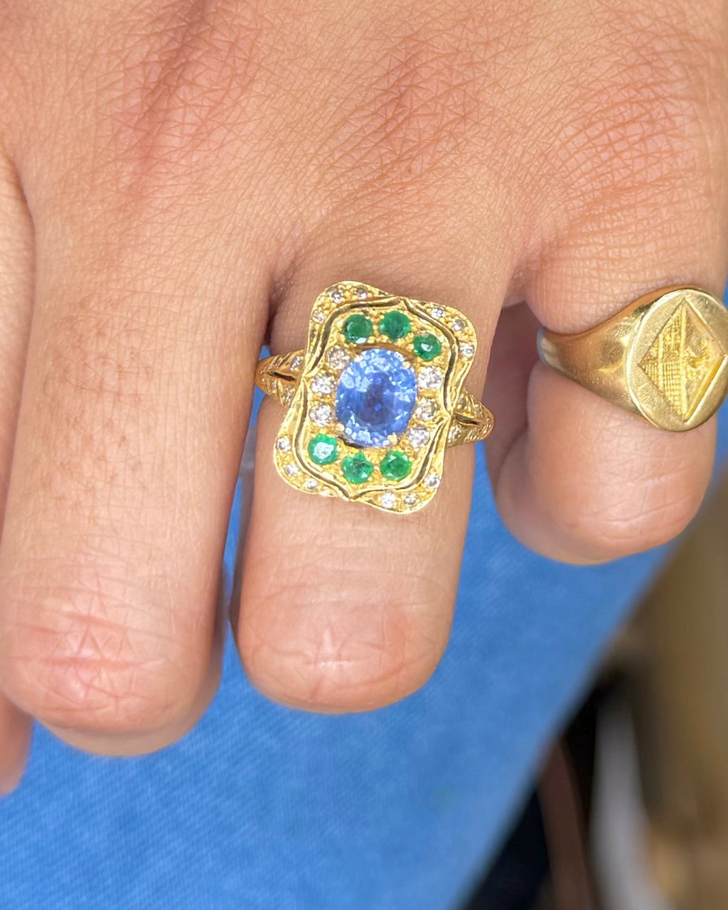 «Inès» Bague en or jaune, saphir, tanzanites et diamants