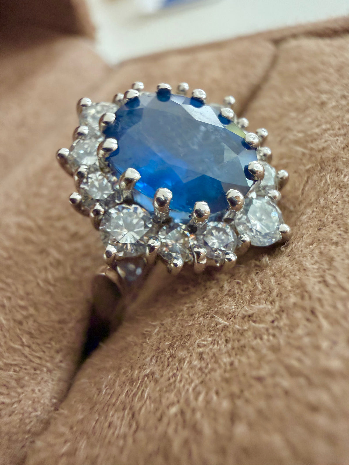 "Blandine" Bague Pompadour en or blanc, saphir et diamants