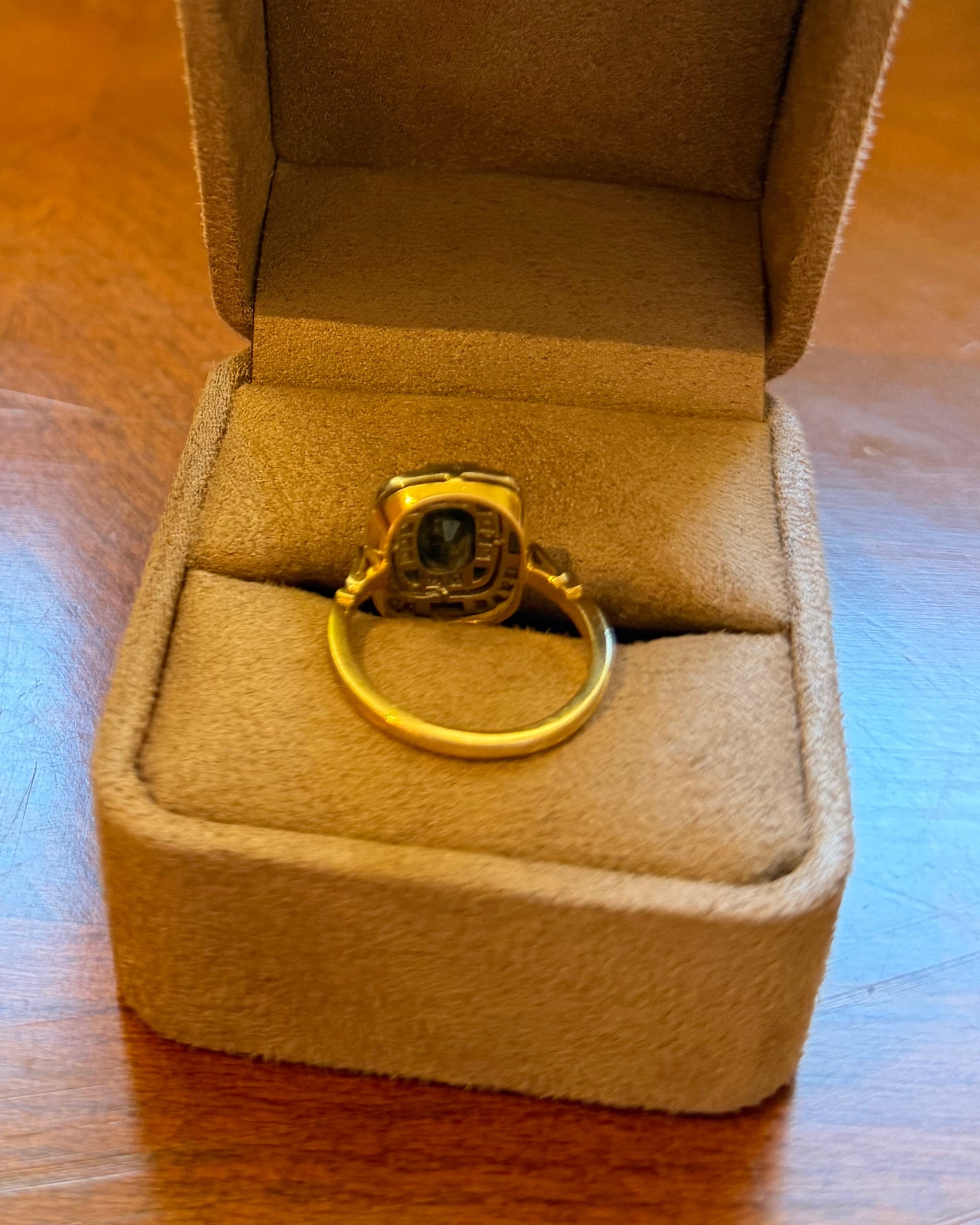 "Alix" Bague en or jaune, saphirs et diamants