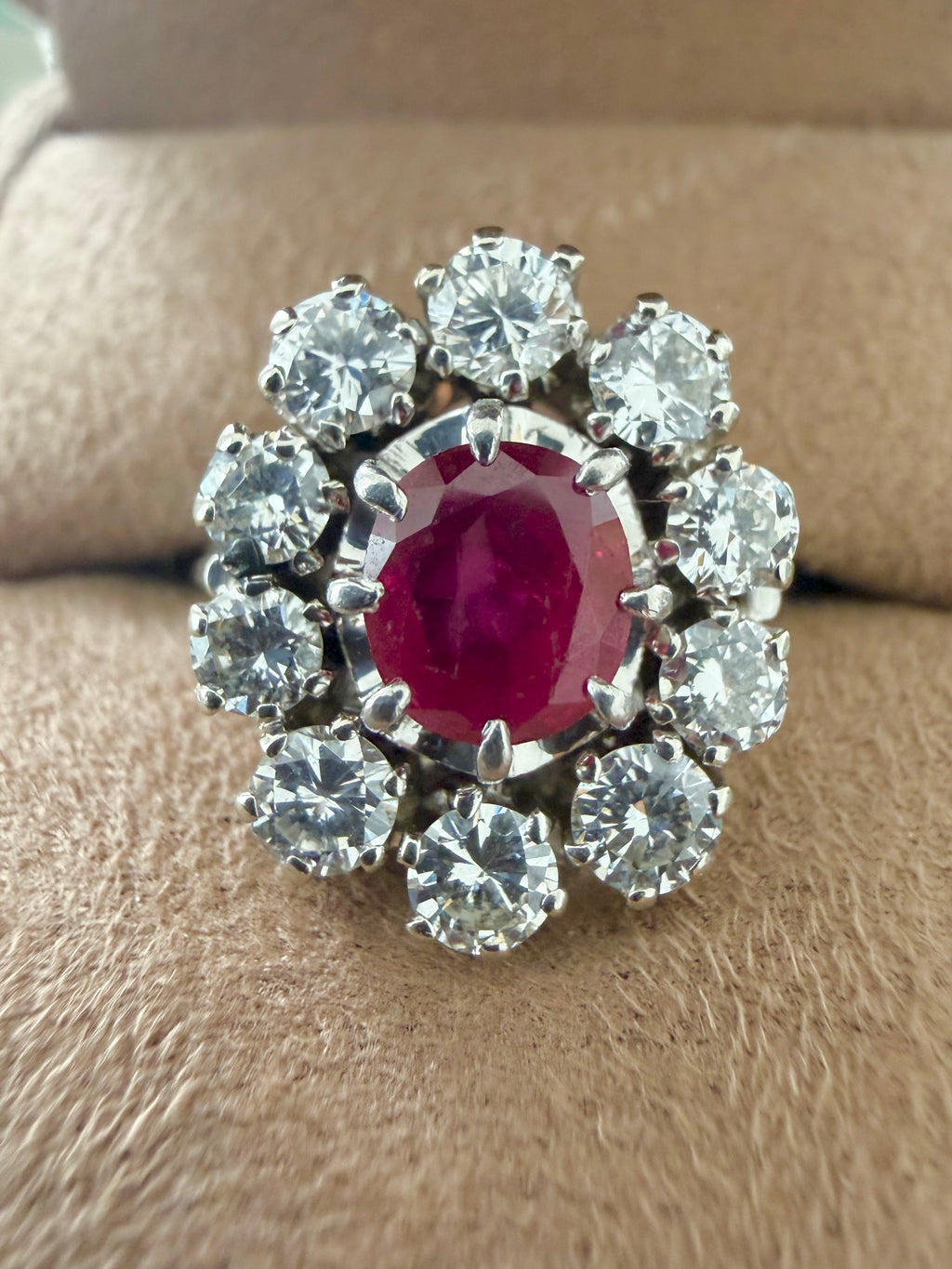 "Perrine" Bague Pompadour en or blanc rubis et diamants