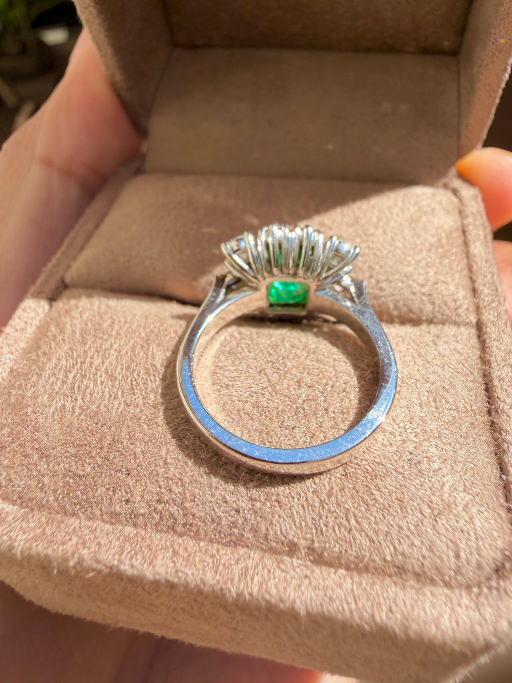 "Diane" Bague en or blanc, émeraude et diamants