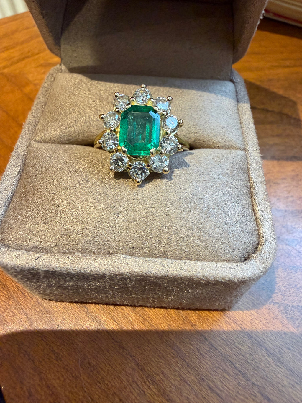 "Cécile" Bague Pompadour en or jaune, émeraude et diamants