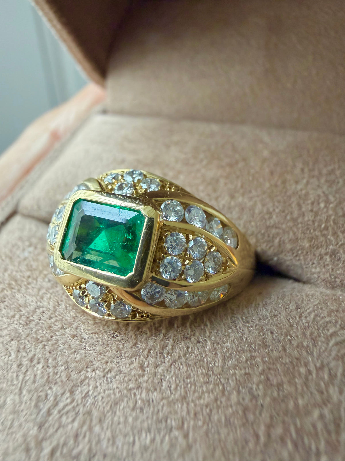 "Babeth" Bague Bandeau en or jaune émeraude et diamants
