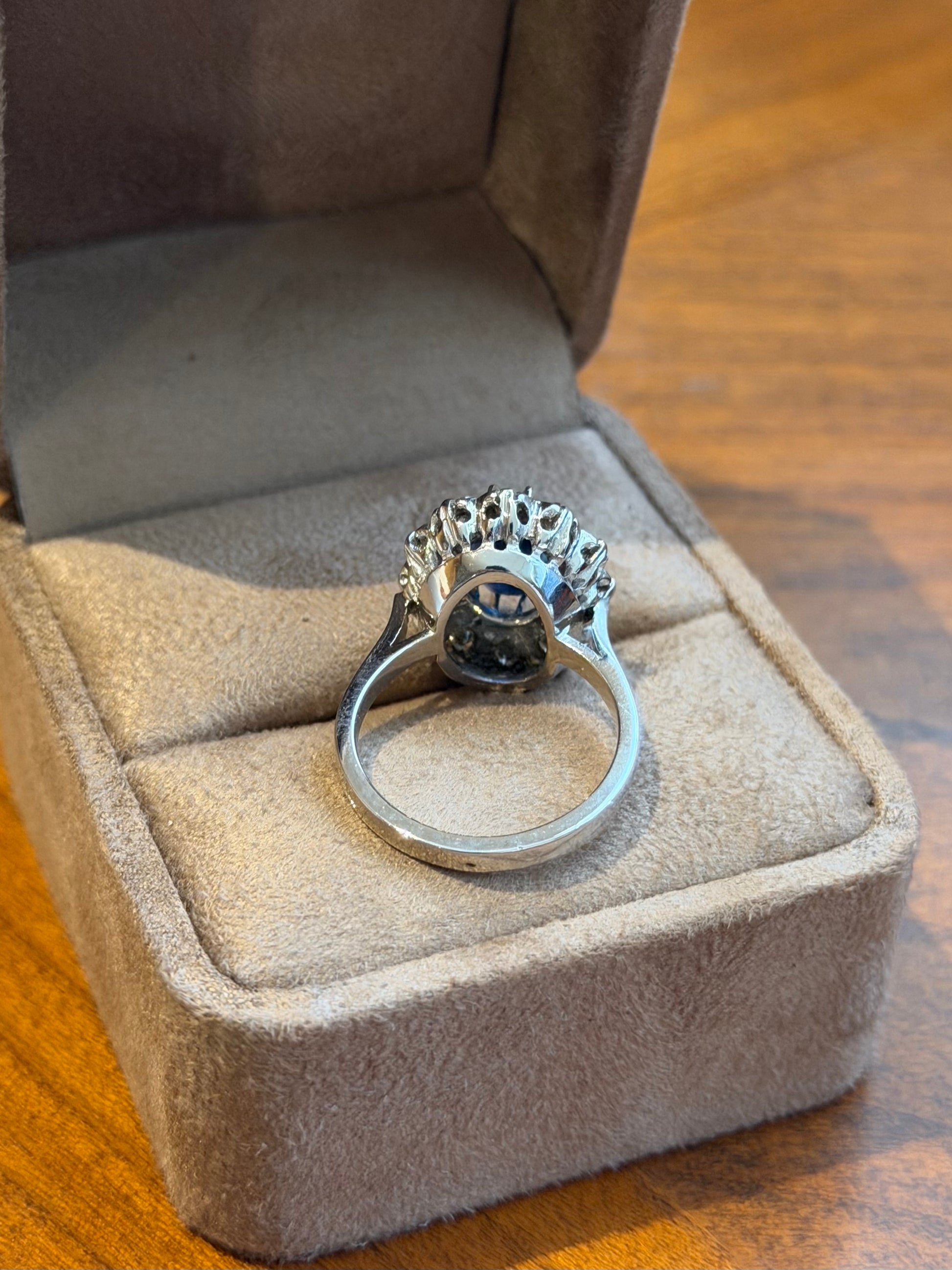 « Suzon » Bague Marguerite en or blanc, saphir et diamants