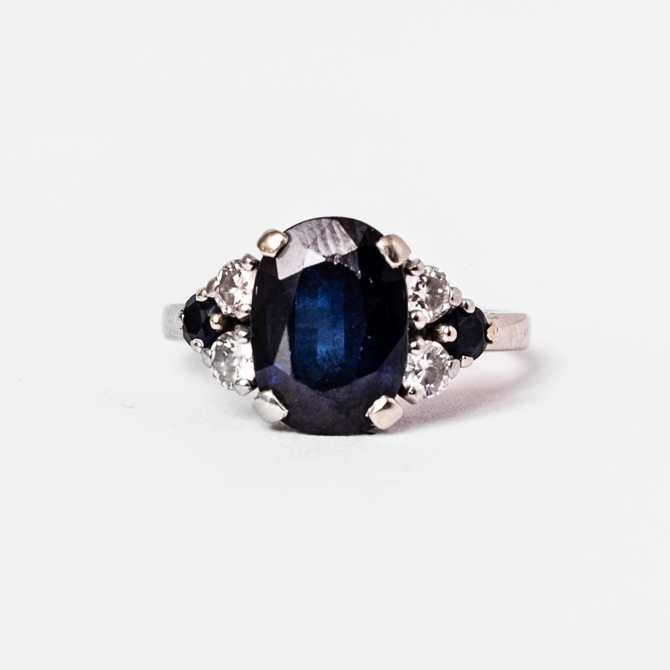Bague en or blanc, saphir et diamants